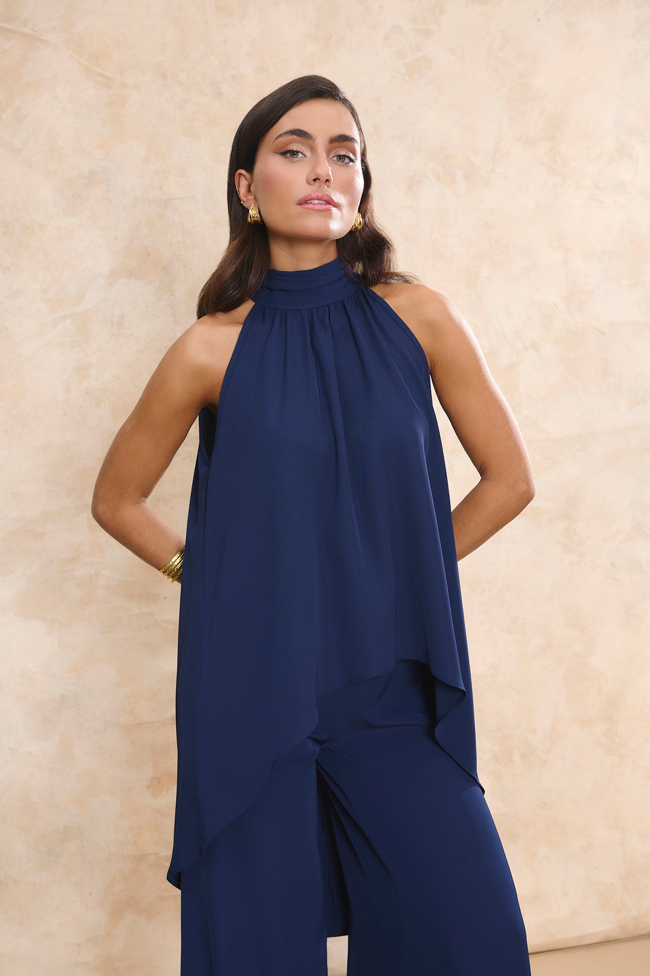 Top Nabil Azul Marino con cuello halter y diseño fluido asimétrico Miphai.