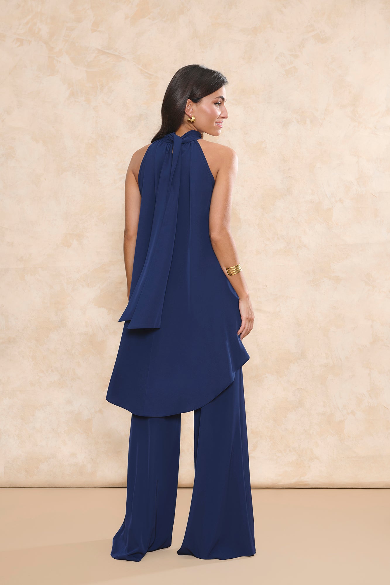 Conjunto top Nabil Azul Marino con top halter fluido y Pantalón Triana Azul Marino de talle alto Miphai.