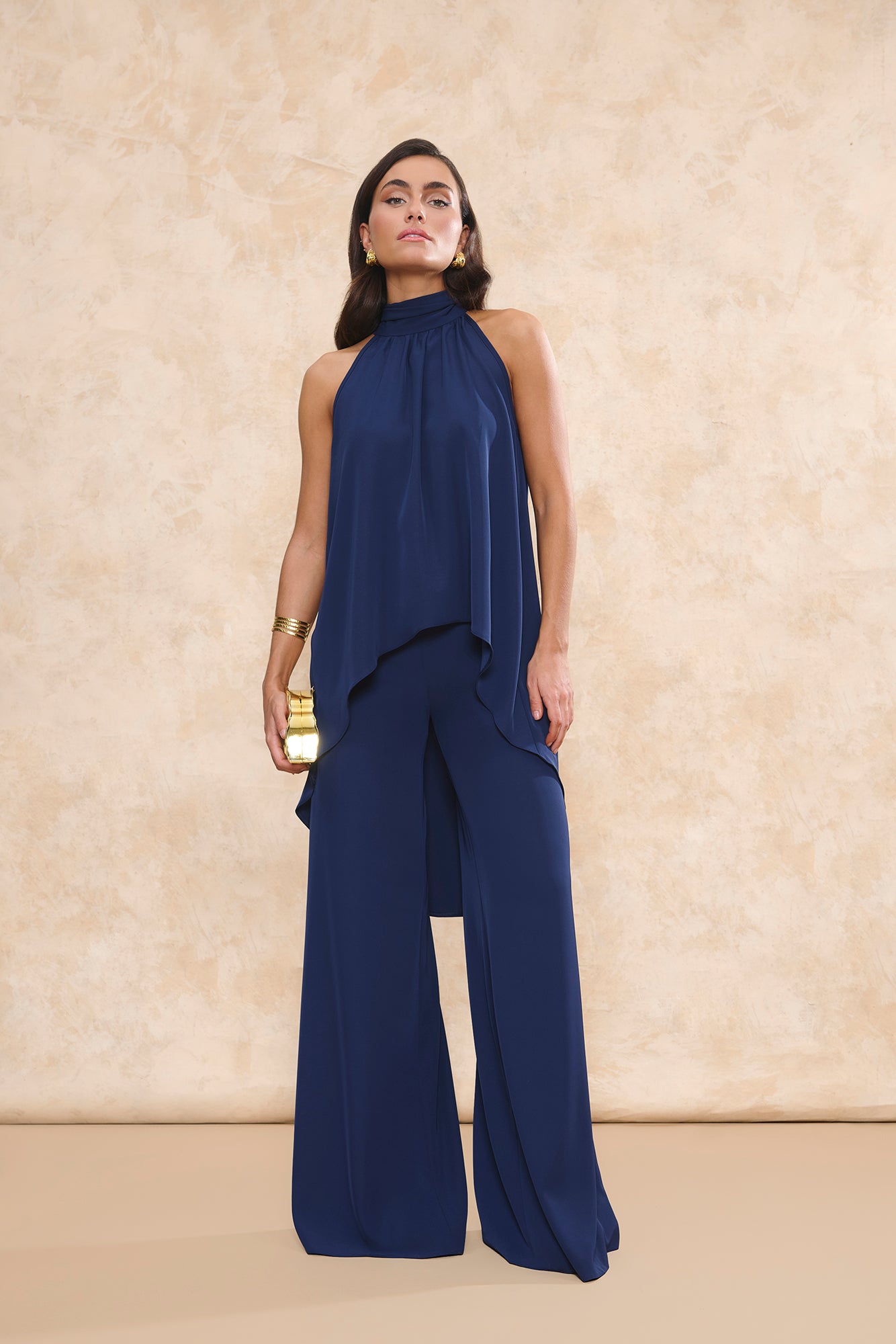 Conjunto top Nabil Azul Marino con top halter fluido y Pantalón Triana Azul Marino de talle alto Miphai.