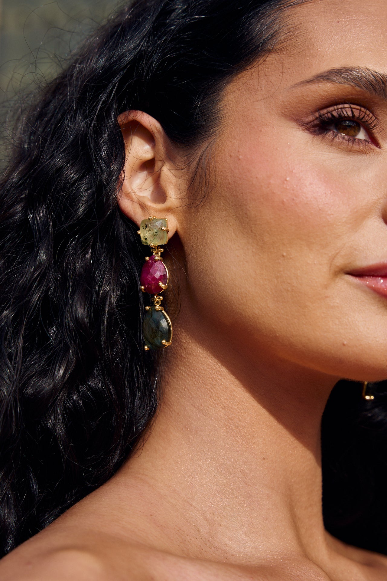 Pendientes Aixa Verdes de 6 cm con piedras naturales en lima, buganvilla y verde, enmarcadas en dorado