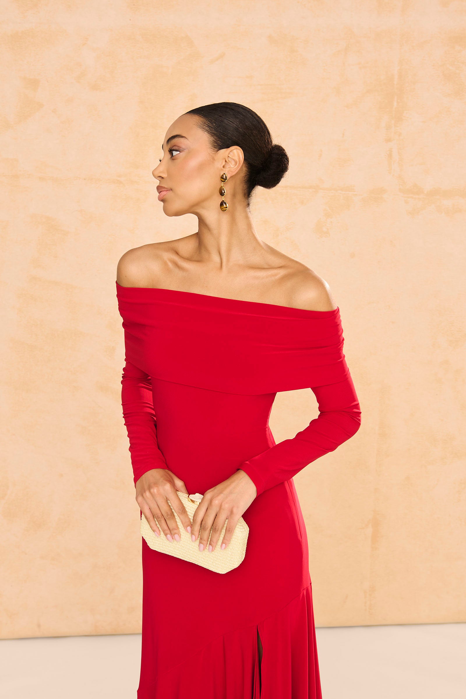 Pendientes Atenea Marrón de 7 cm piedras en tonos marrones, chapados en oro y diseño de gota, tres niveles.