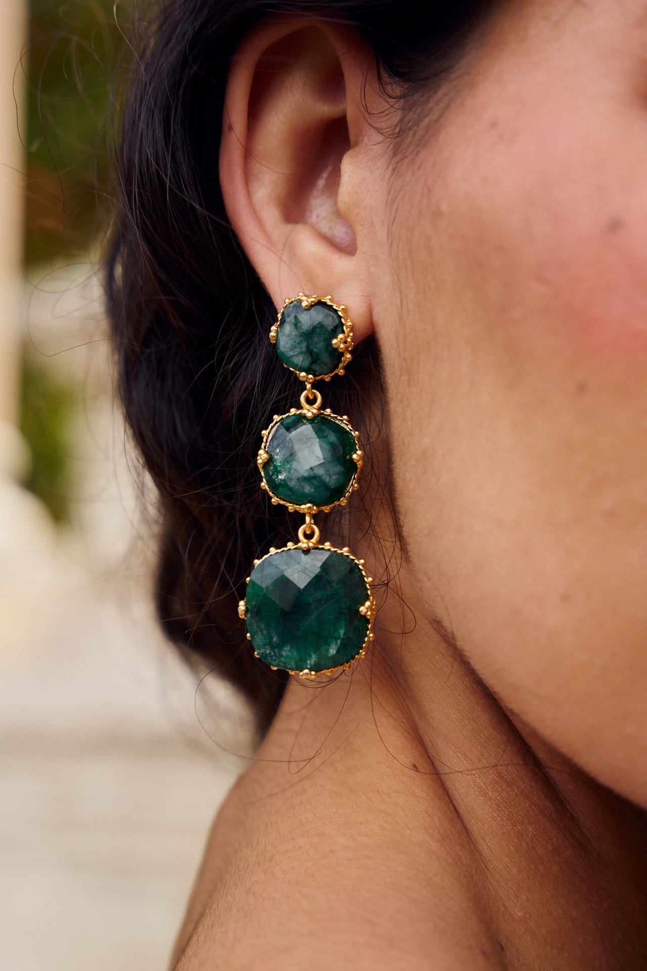 Nuestros Pendientes Aurora Verde de 6 diseño colgante sofisticad tres piezas de piedra en tono verde con trazos en dorado