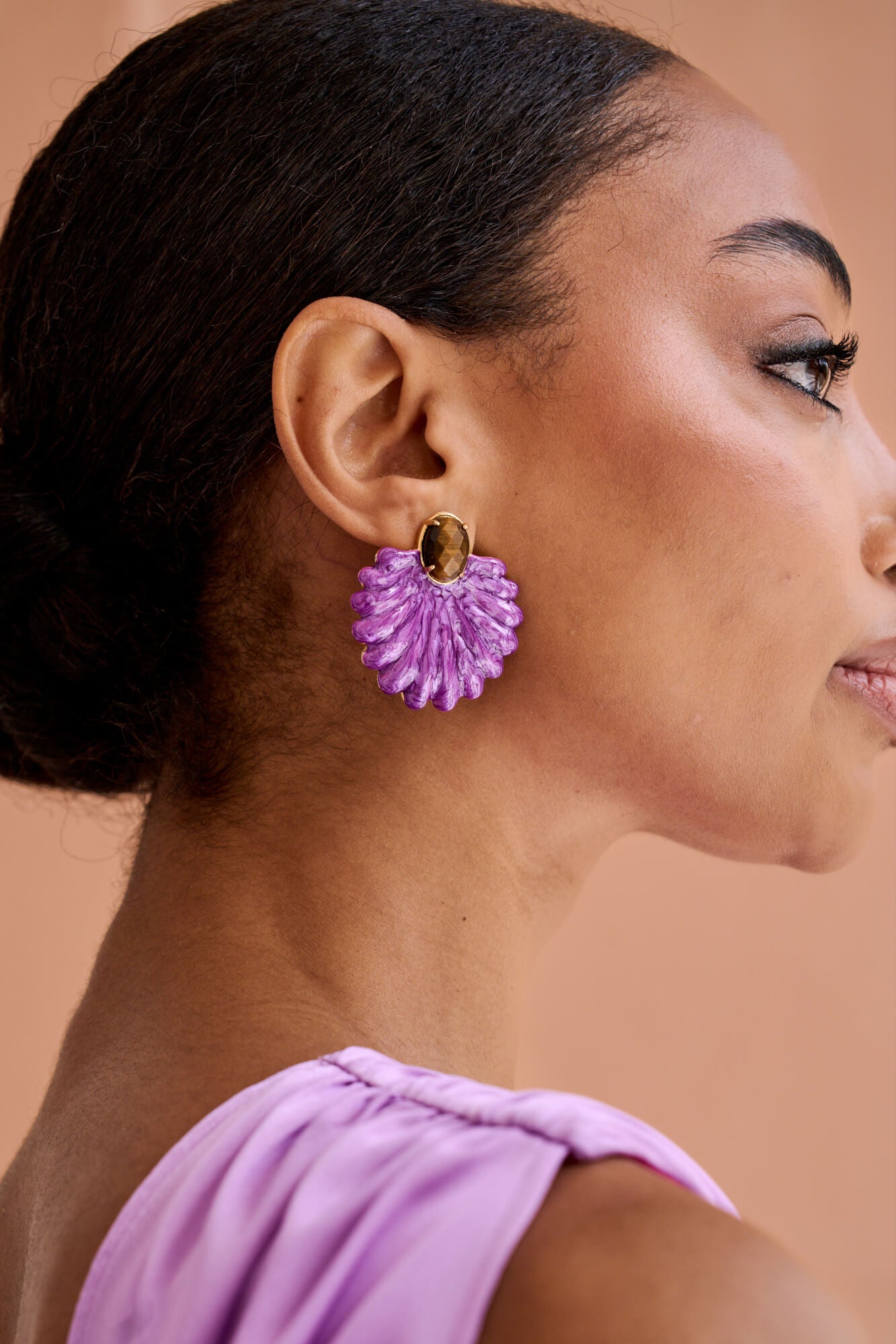 Pendientes Elba en color Morado, elegancia marina con abanico nacarado y piedra marrón.