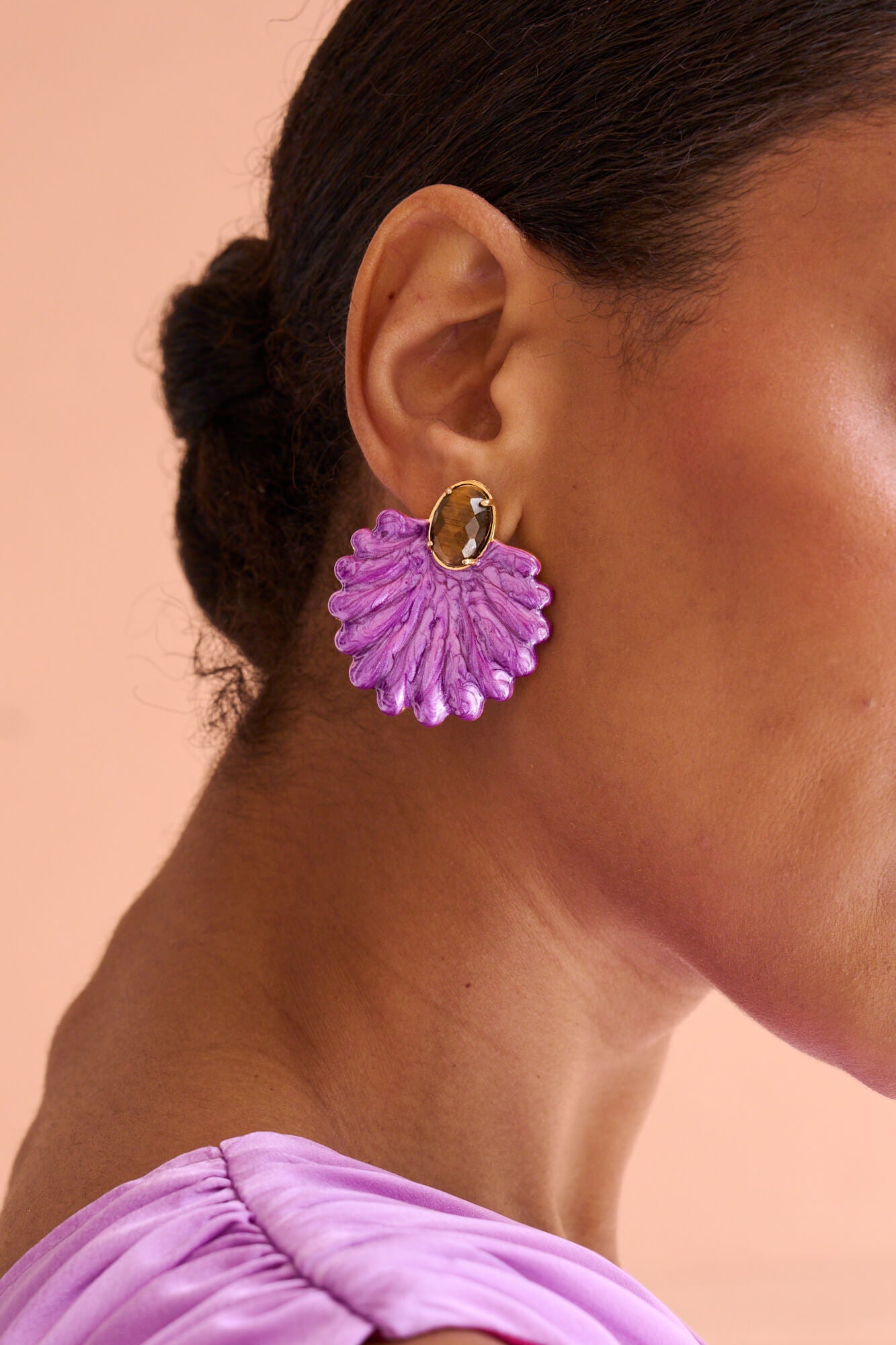 Pendientes Elba en color Morado, elegancia marina con abanico nacarado y piedra marrón.