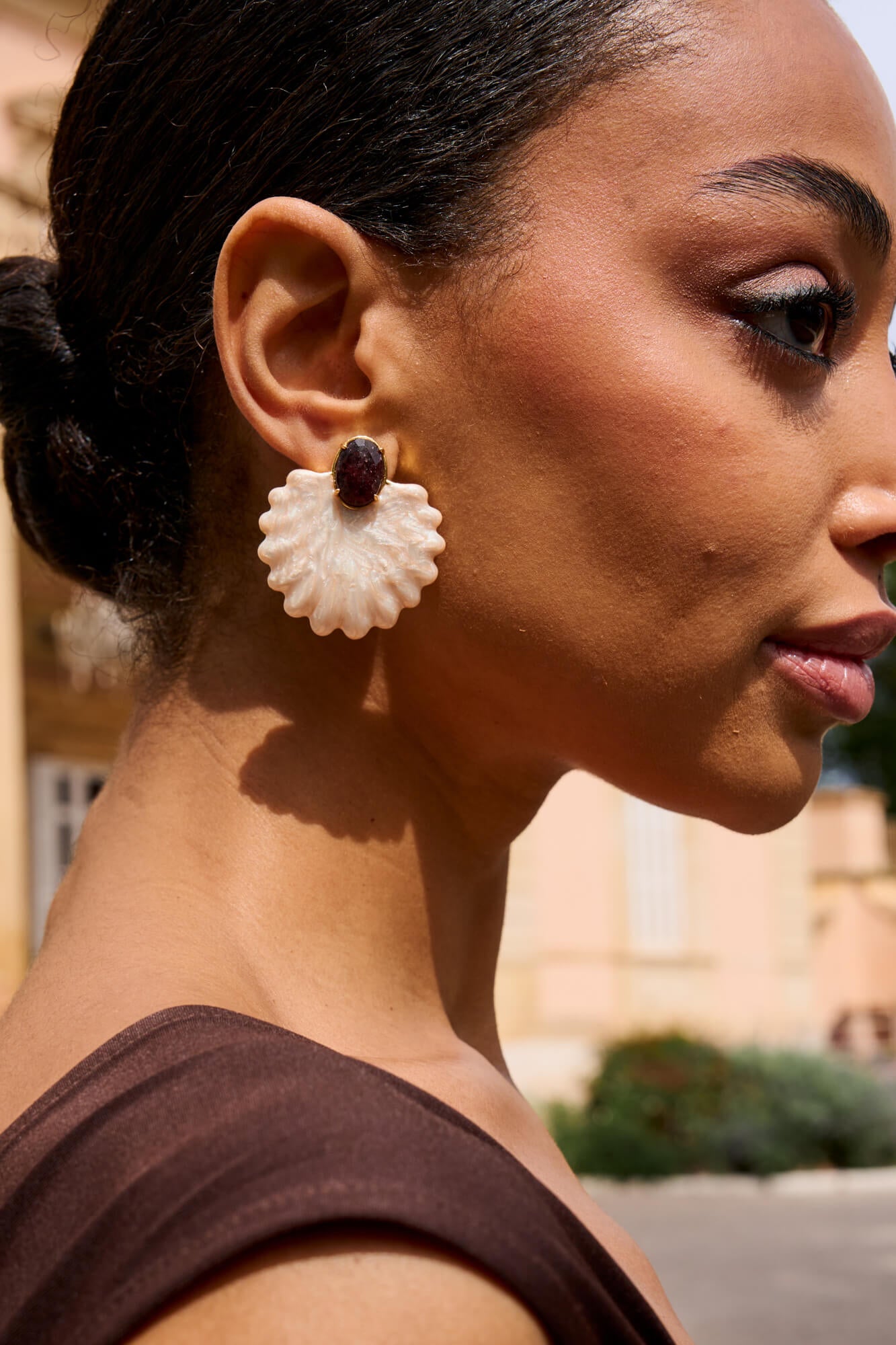 Pendientes Elba nude elegancia marina con abanico nacarado y piedra berenjena.