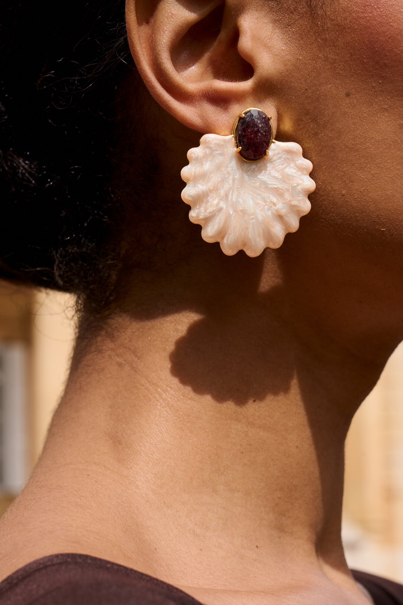 Pendientes Elba nude elegancia marina con abanico nacarado y piedra berenjena.