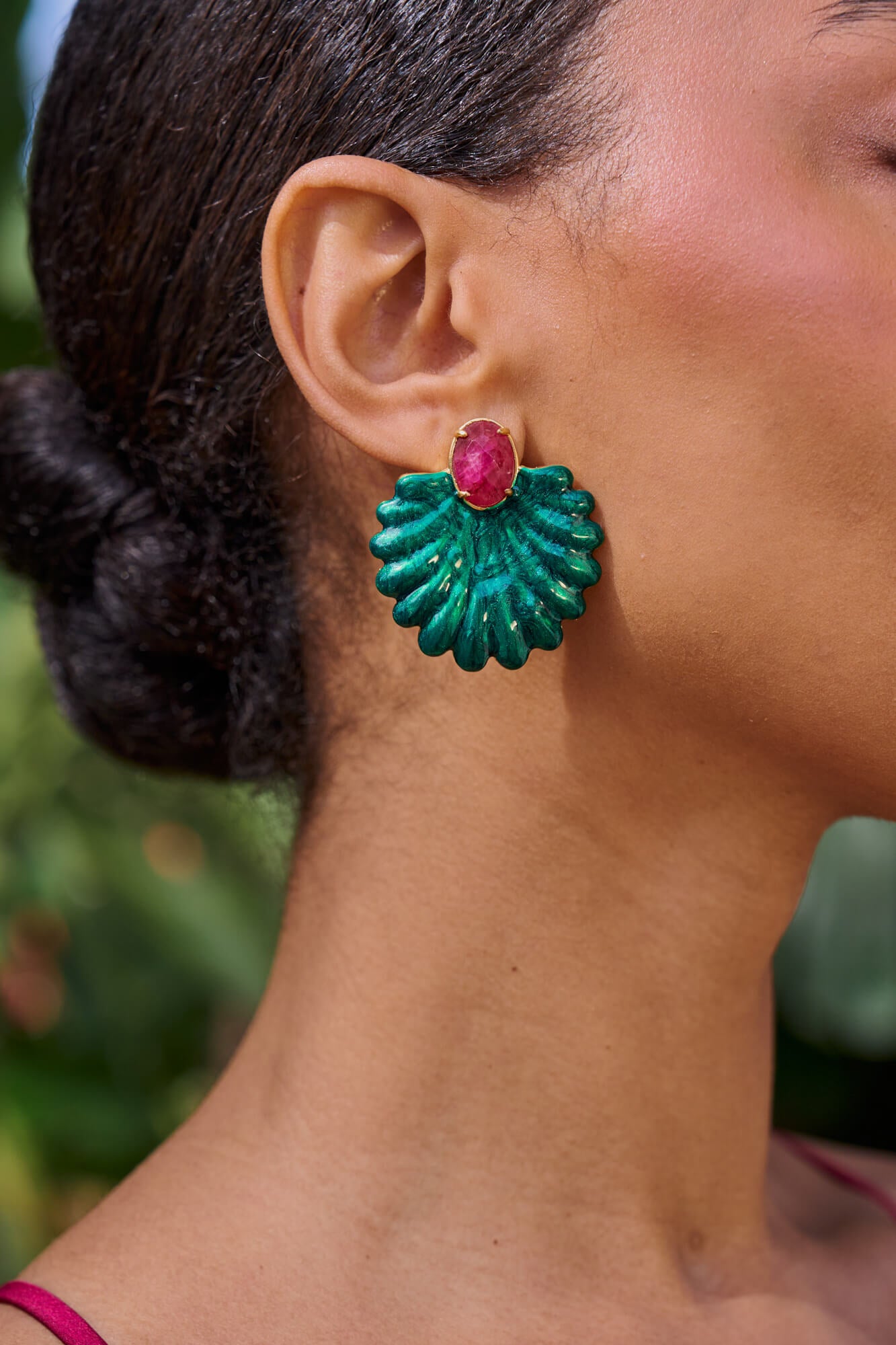 Pendientes Elba en color verde, elegancia marina con abanico nacarado y piedra Buganvilla