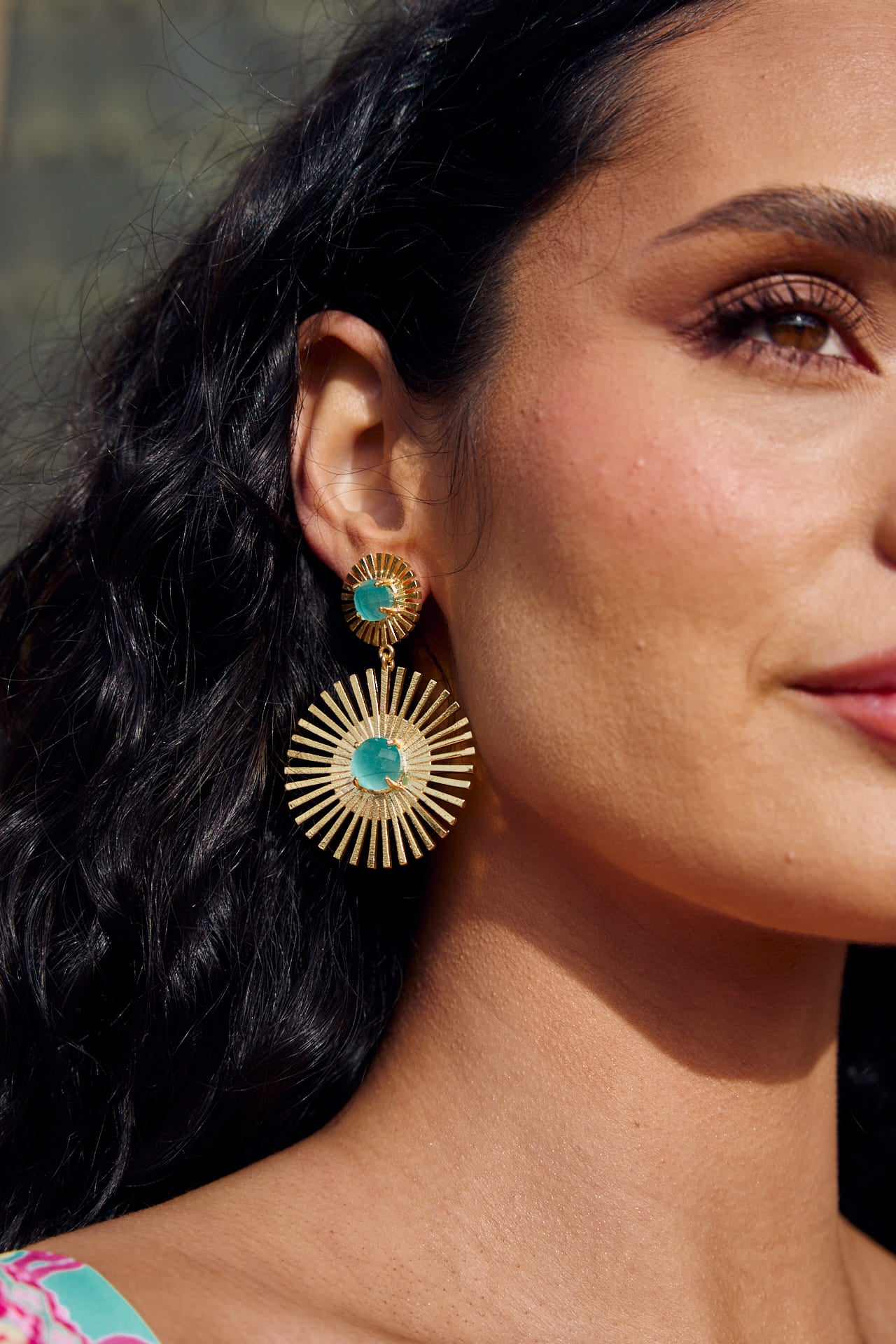 Pendientes Luz Turquesa de 6 cm, con diseño colgante, piedras turquesa, hilos dorados y chapado en oro.