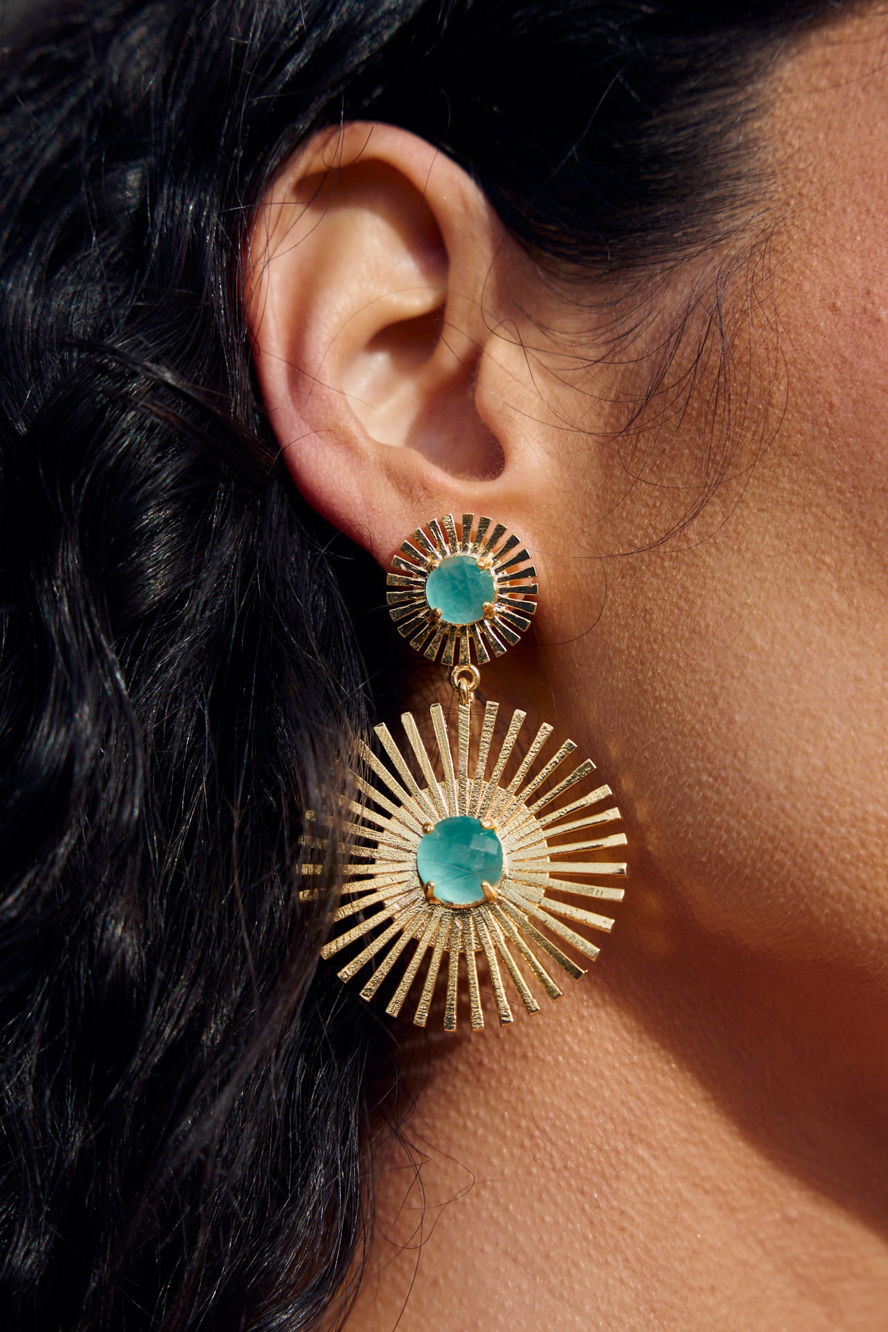 Pendientes Luz Turquesa de 6 cm, con diseño colgante, piedras turquesa, hilos dorados y chapado en oro.