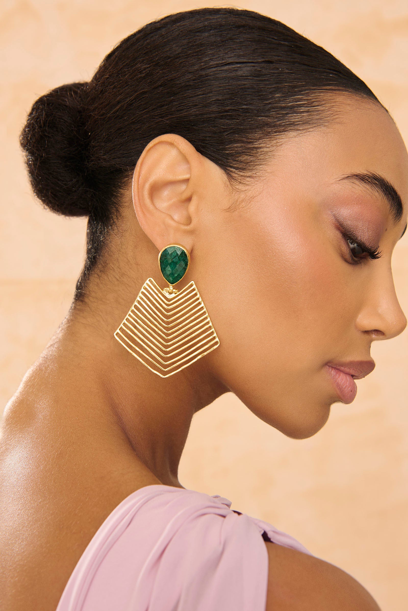 Dos niveles piedra azul natural en forma de lagrima chapado en oro forma geométrica con hilos dorados 7cm