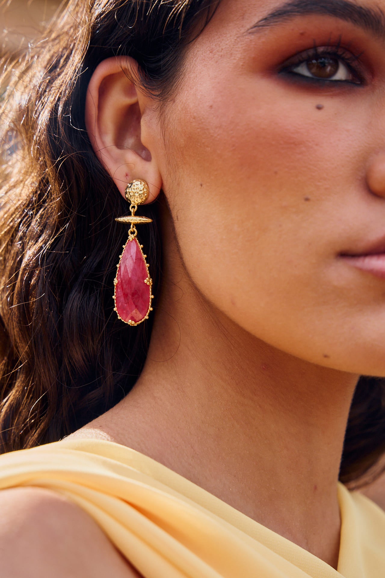 Pendientes Zafiro Buganvilla de 6 cm, chapados en oro con piedra tallada en buganvilla.