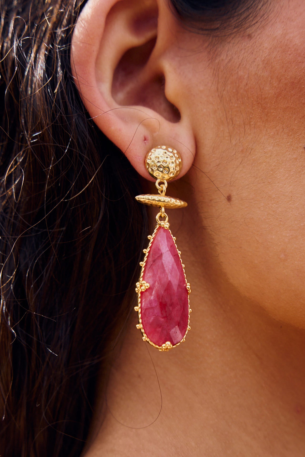 Pendientes Zafiro Buganvilla de 6 cm, chapados en oro con piedra tallada en buganvilla.