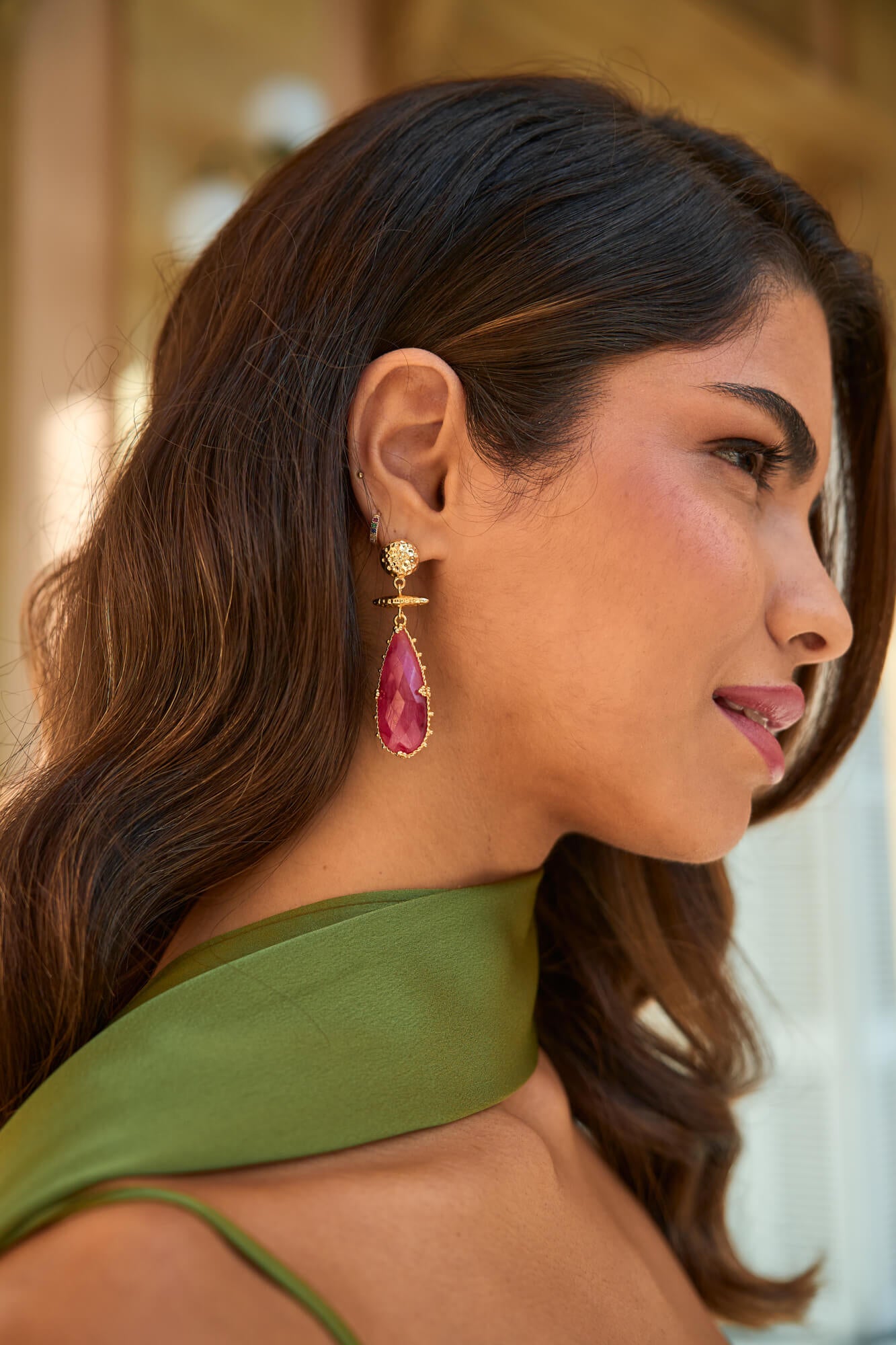 Pendientes Zafiro Buganvilla de 6 cm, chapados en oro con piedra tallada en buganvilla.