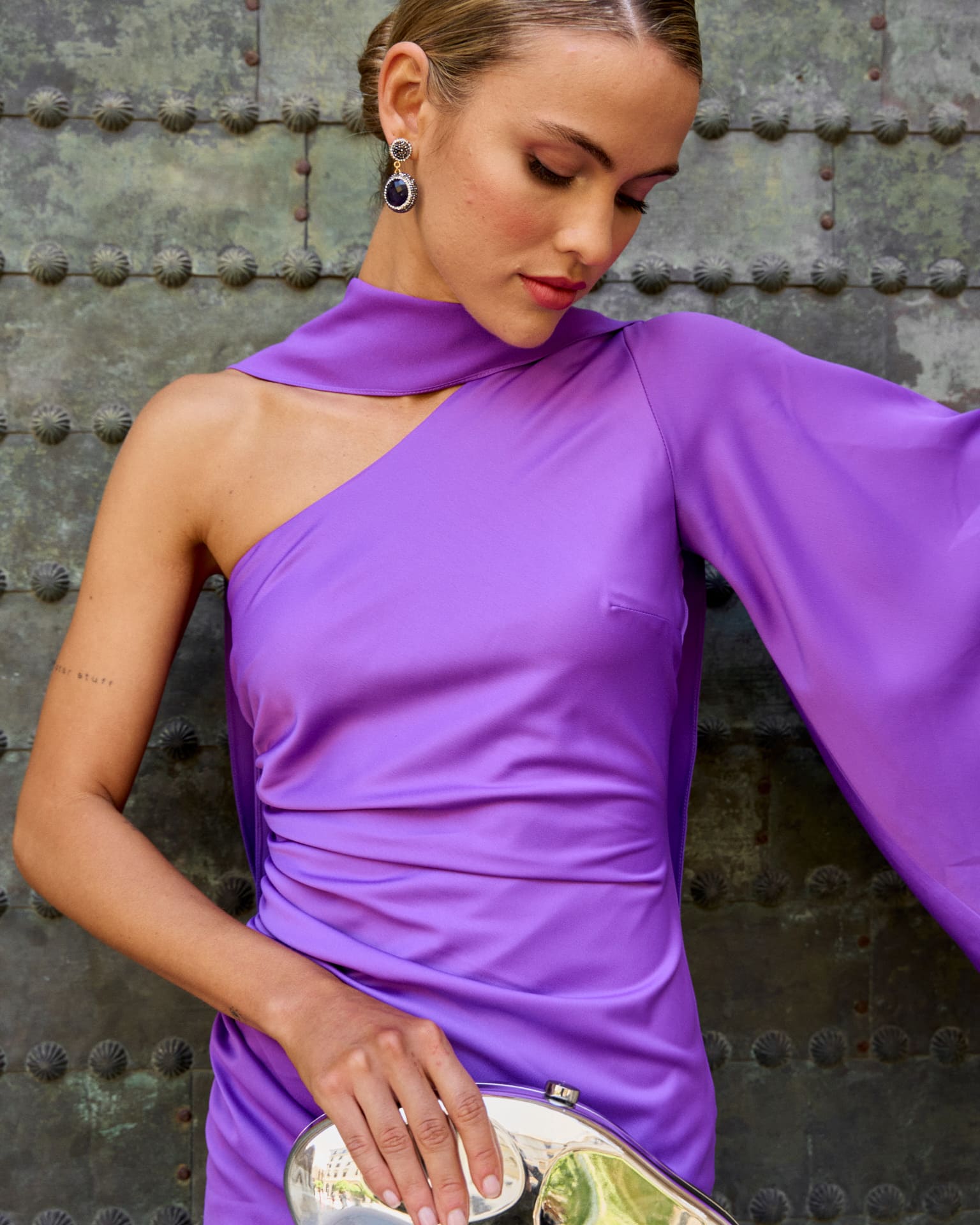 Pendientes evento fiesta invitada Cuna morado piedra
naturales chapado oro redondeada brillantes en grises y plata