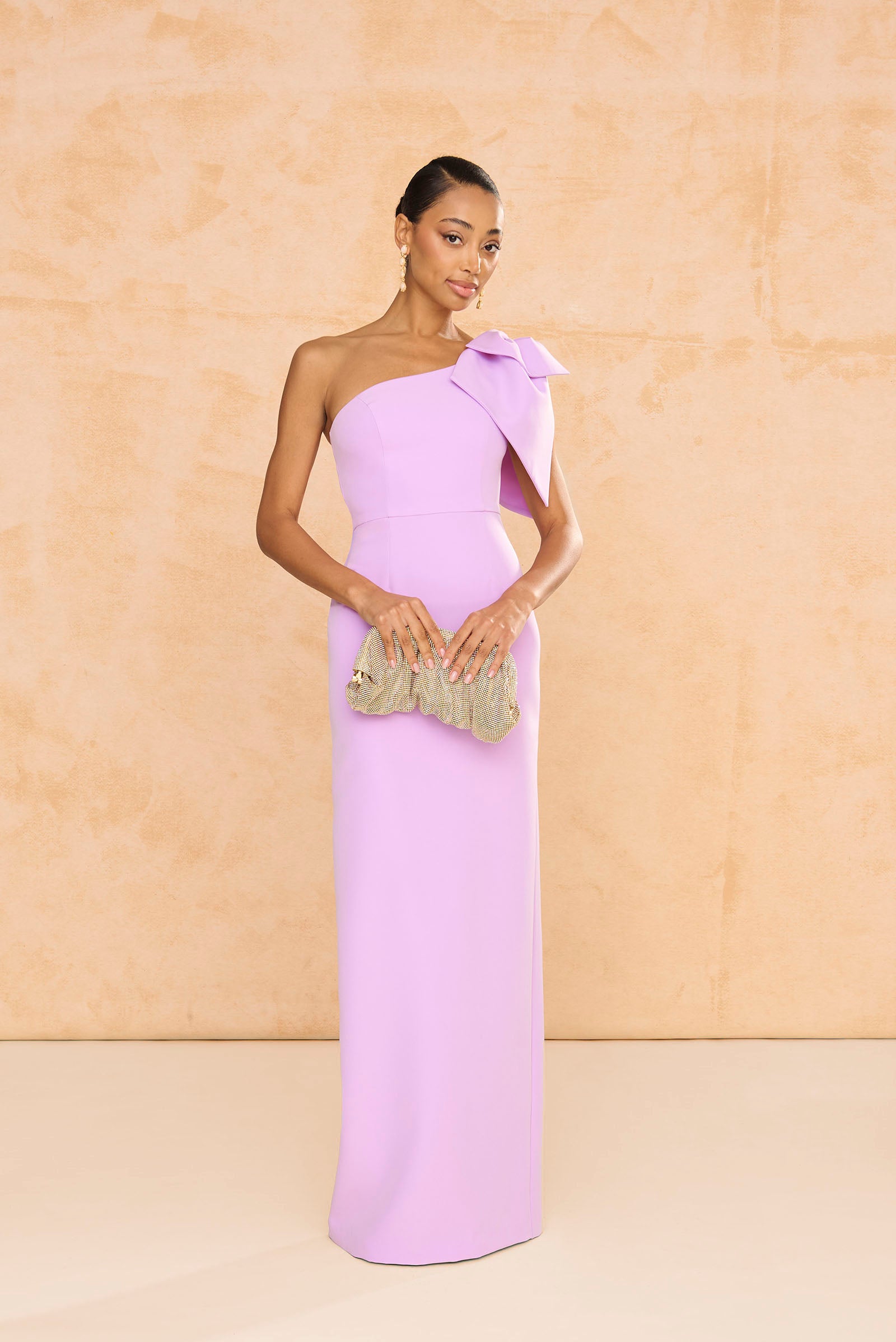 Vestido largo Pétalo Lila, con lazo en el hombro, corte asimétrico y falda entubada, Abertura trasera.