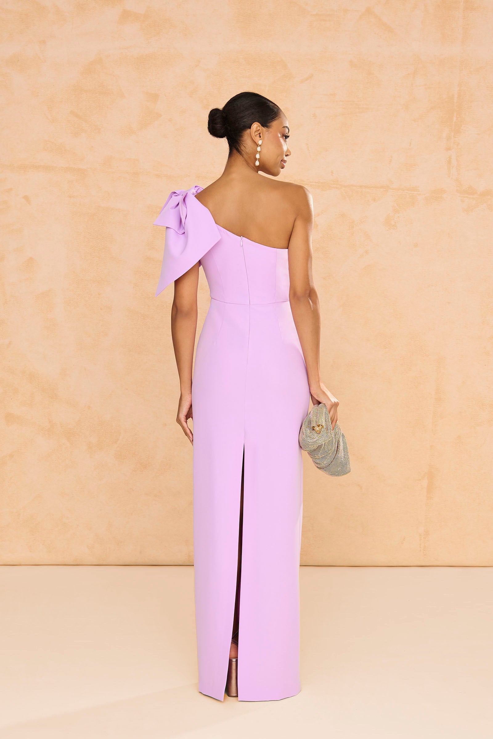 Vestido largo Pétalo Lila, con lazo en el hombro, corte asimétrico y falda entubada, Abertura trasera.