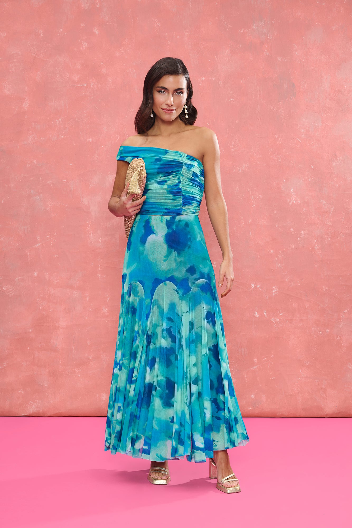 Set Marisol Turquesa de Miphai: conjunto de top asimétrico drapeado y falda midi vaporosa con estampado en tonos azules.