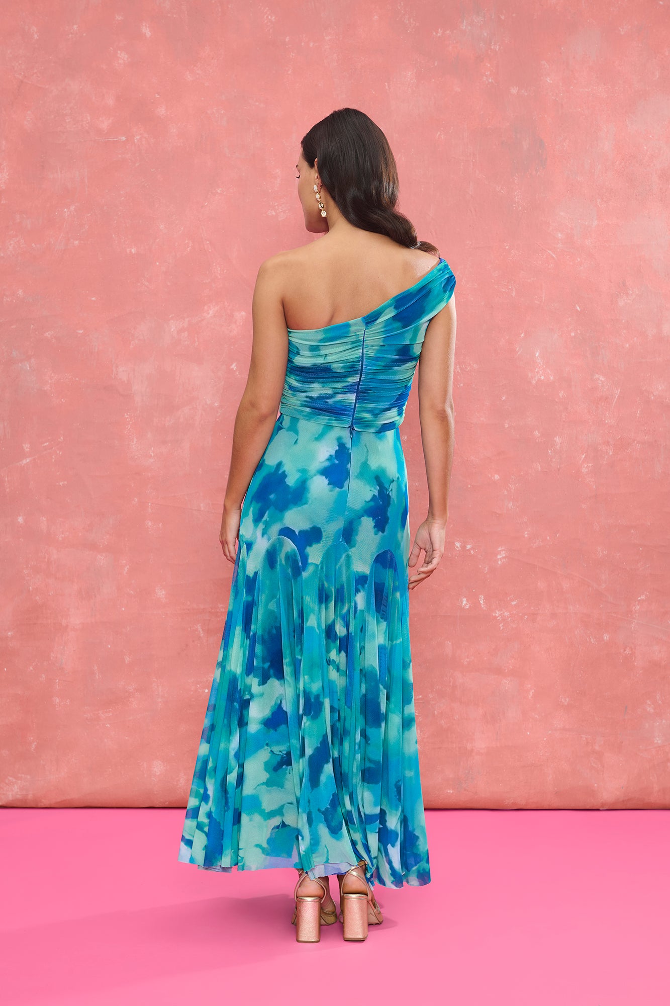 Set Marisol Turquesa de Miphai: conjunto de top asimétrico drapeado y falda midi vaporosa con estampado en tonos azules.