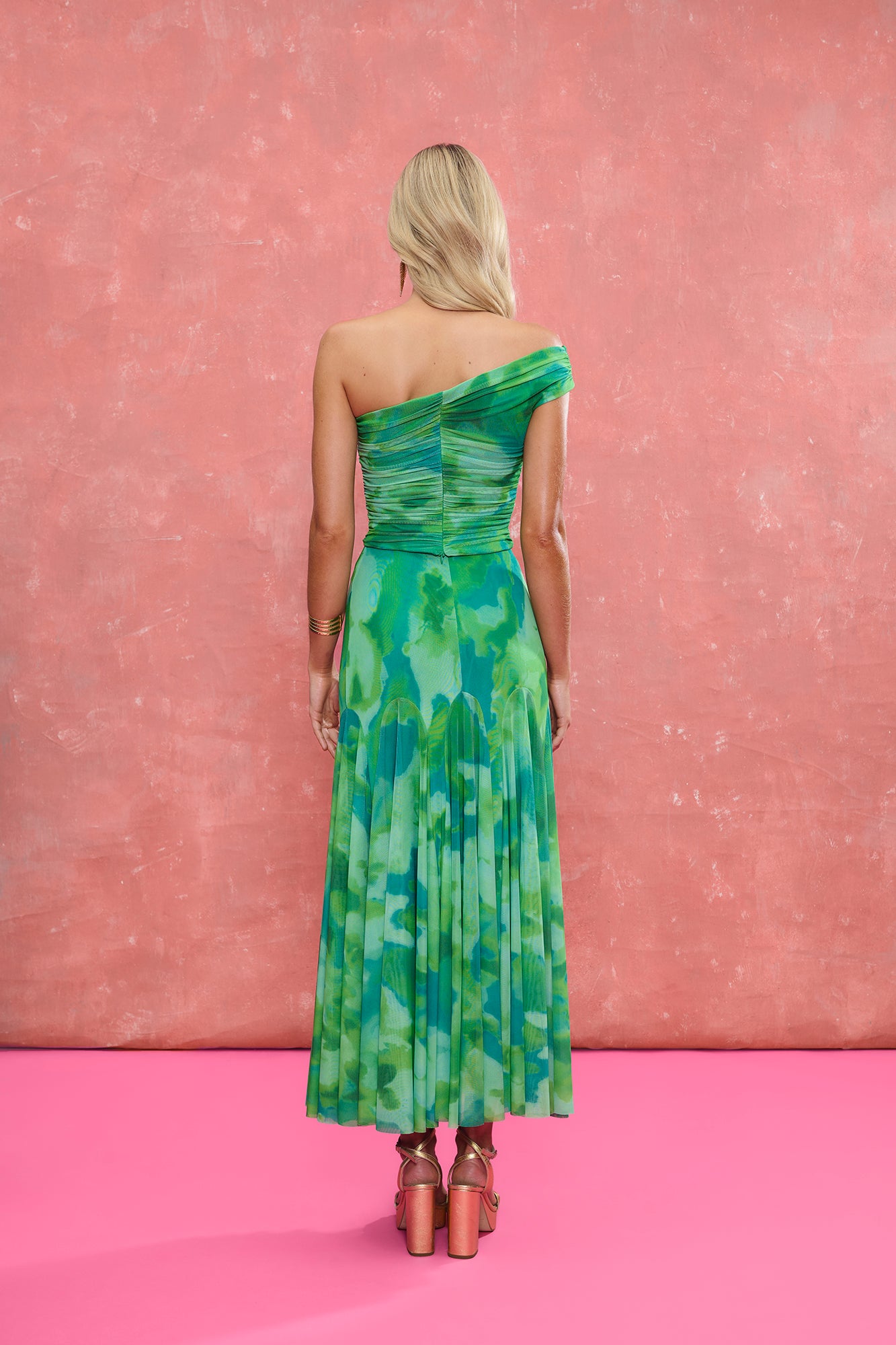 Set Marisol Estampado Verde de Miphai: conjunto de top asimétrico drapeado y falda midi vaporosa en tonos verdes.