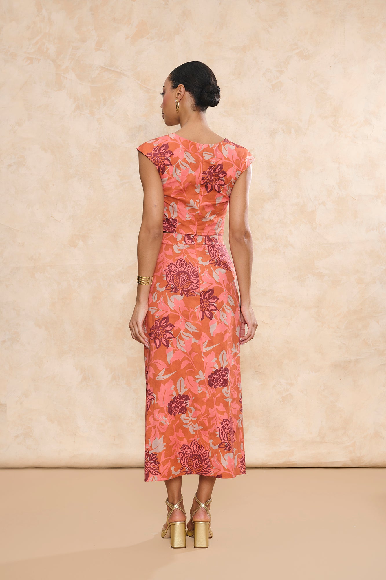 Set Rumba Coral de Miphai: conjunto de top con escote cuadrado y falda midi de tubo con estampado floral cálido.