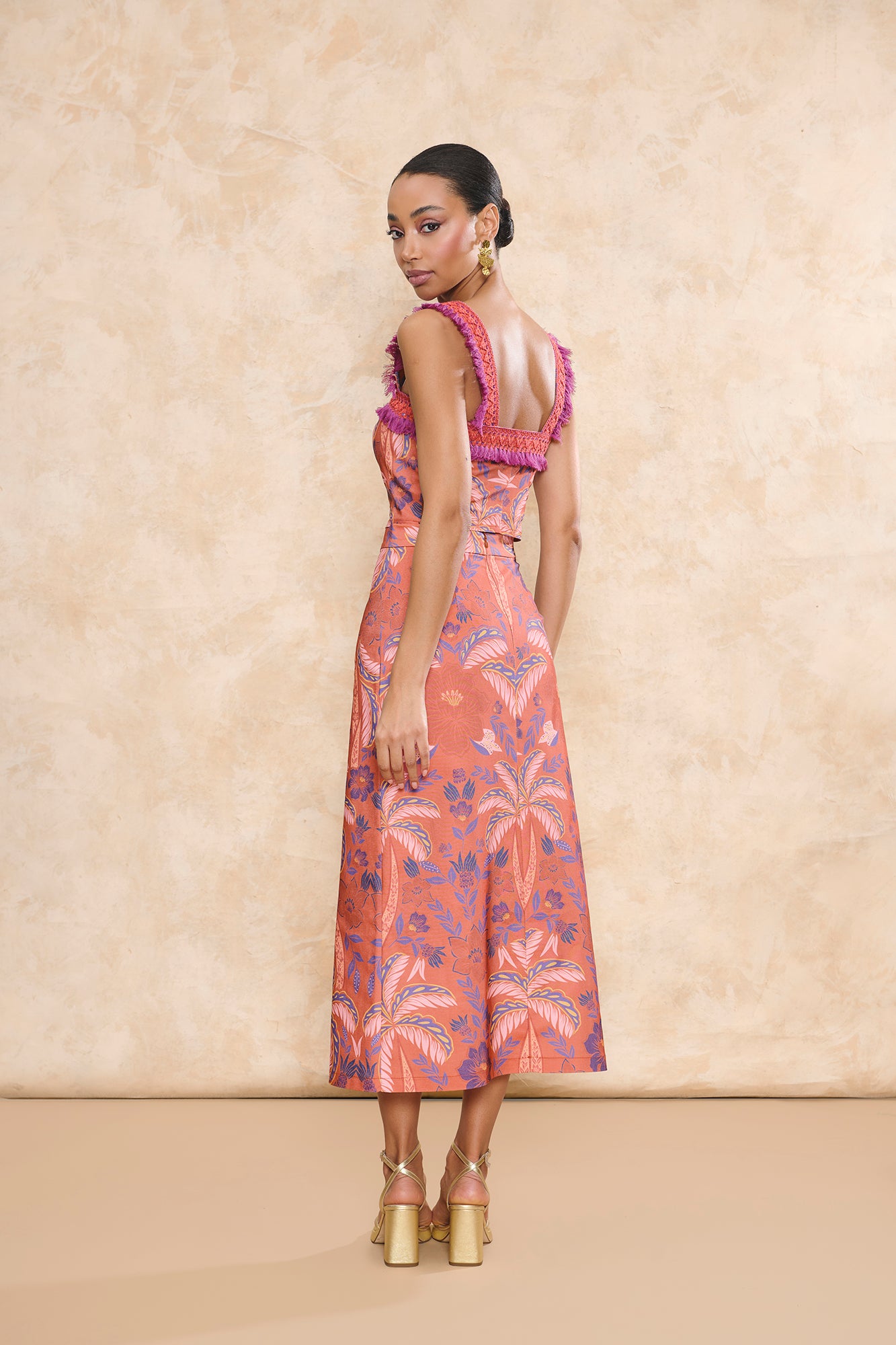 Set Solera Estampado Coral de Miphai: conjunto de top con escote cuadrado y falda midi de tubo con estampado floral cálido.