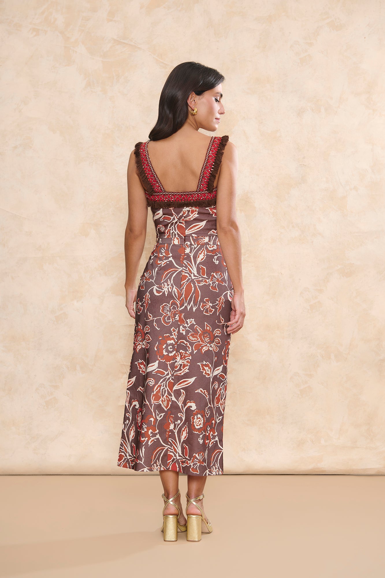 Set Solera Estampado Marrón de Miphai: conjunto de top con pasamanería y falda midi de tubo en tono chocolate.