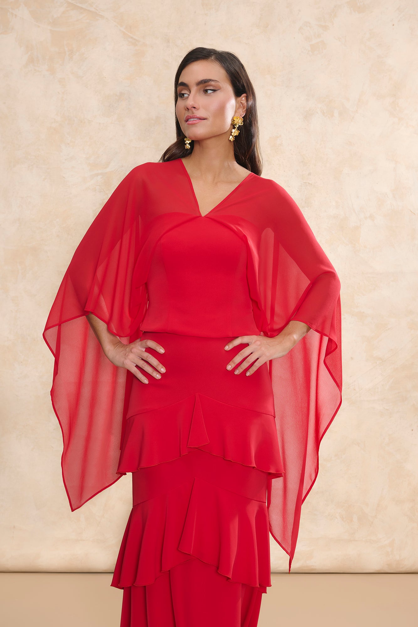 Set Zia Rojo de Miphai: conjunto de fiesta con top palabra de honor drapeado y falda midi de volantes en rojo vibrante.