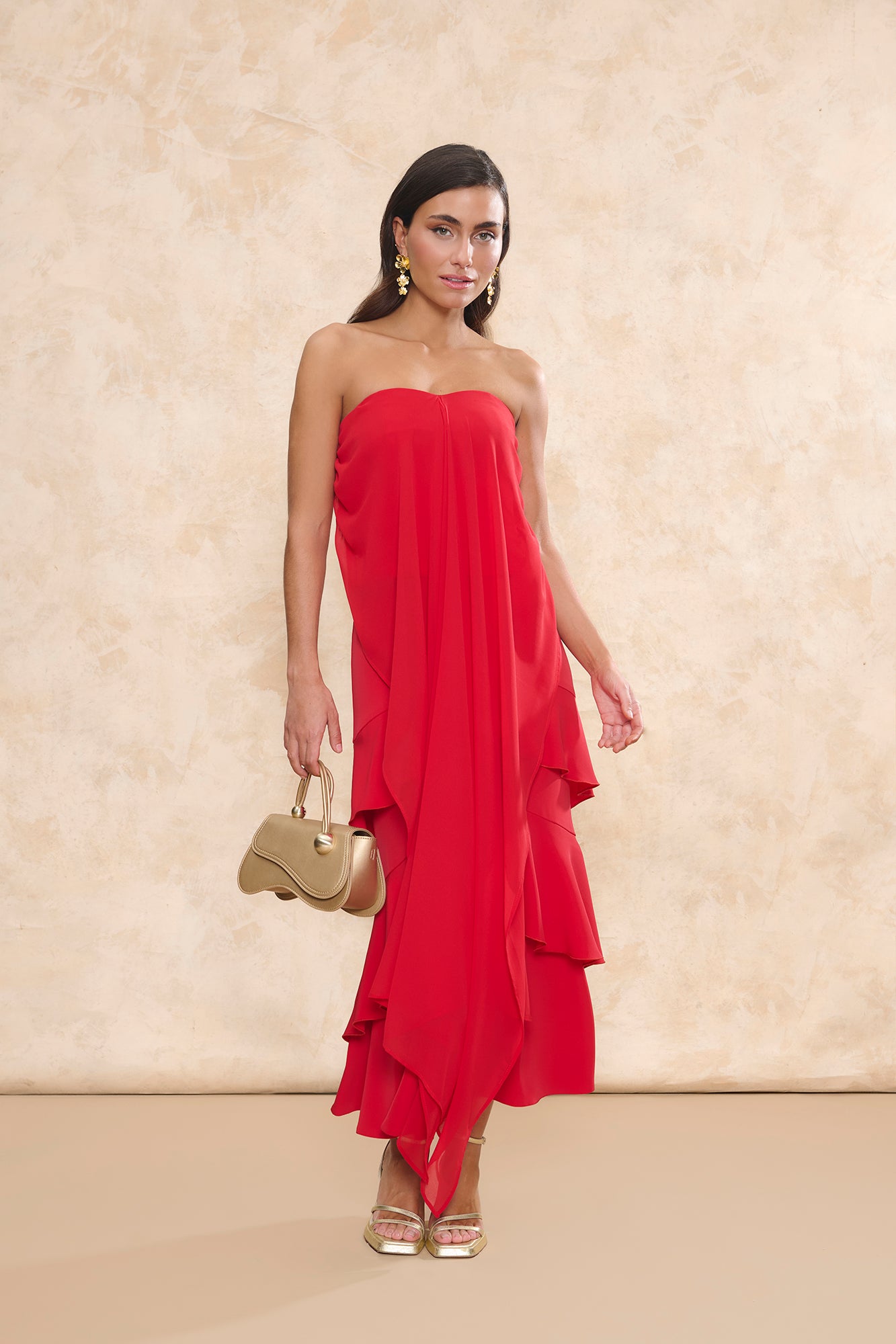 Set Zia Rojo de Miphai: conjunto de fiesta con top palabra de honor drapeado y falda midi de volantes en rojo vibrante.