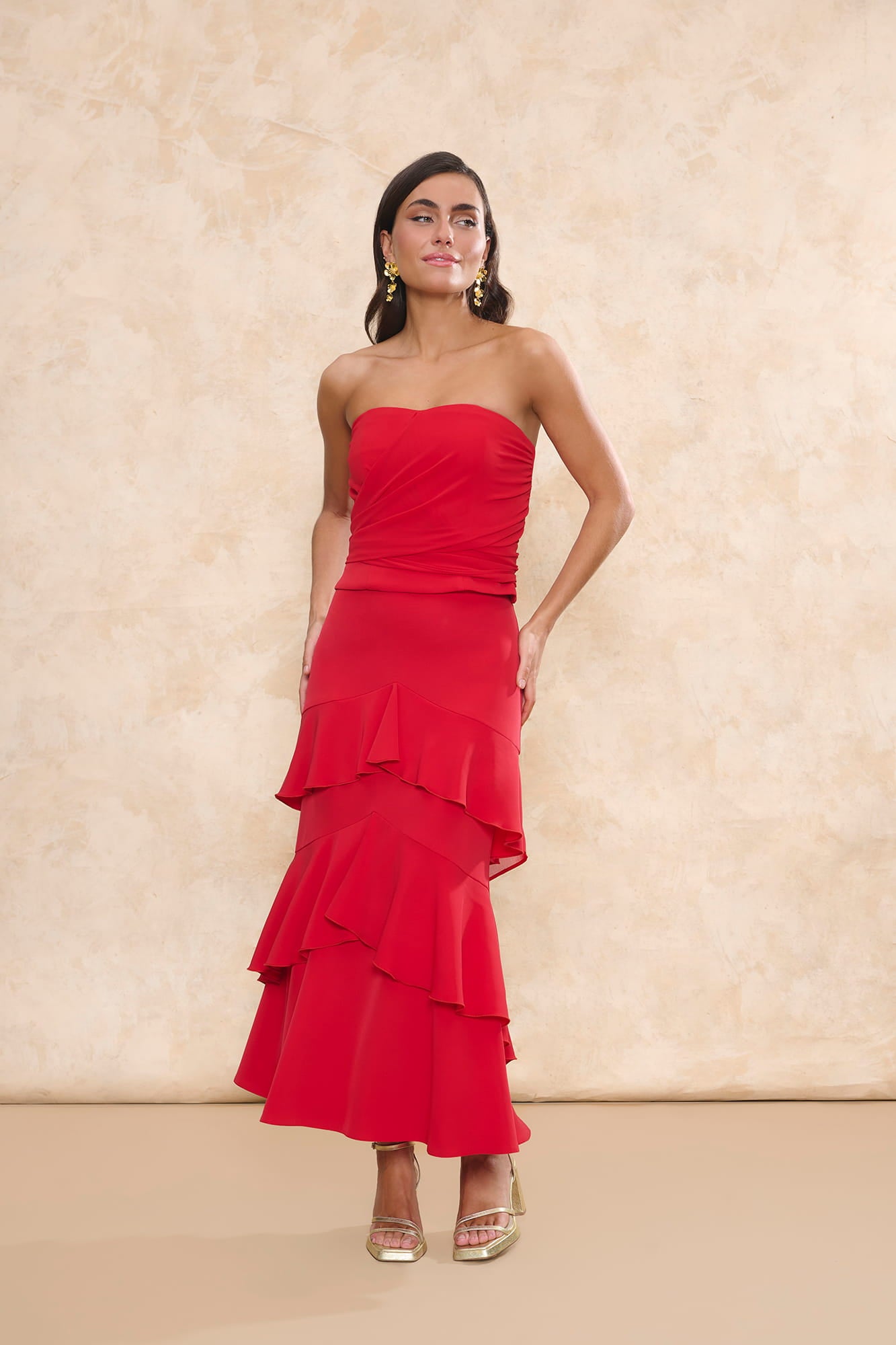 Set Zia Rojo de Miphai: conjunto de fiesta con top palabra de honor drapeado y falda midi de volantes en rojo vibrante.