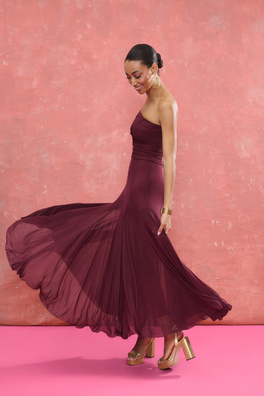 Set Marisol Berenjena de Miphai: conjunto de top asimétrico drapeado y falda midi con vuelo en color púrpura oscuro.