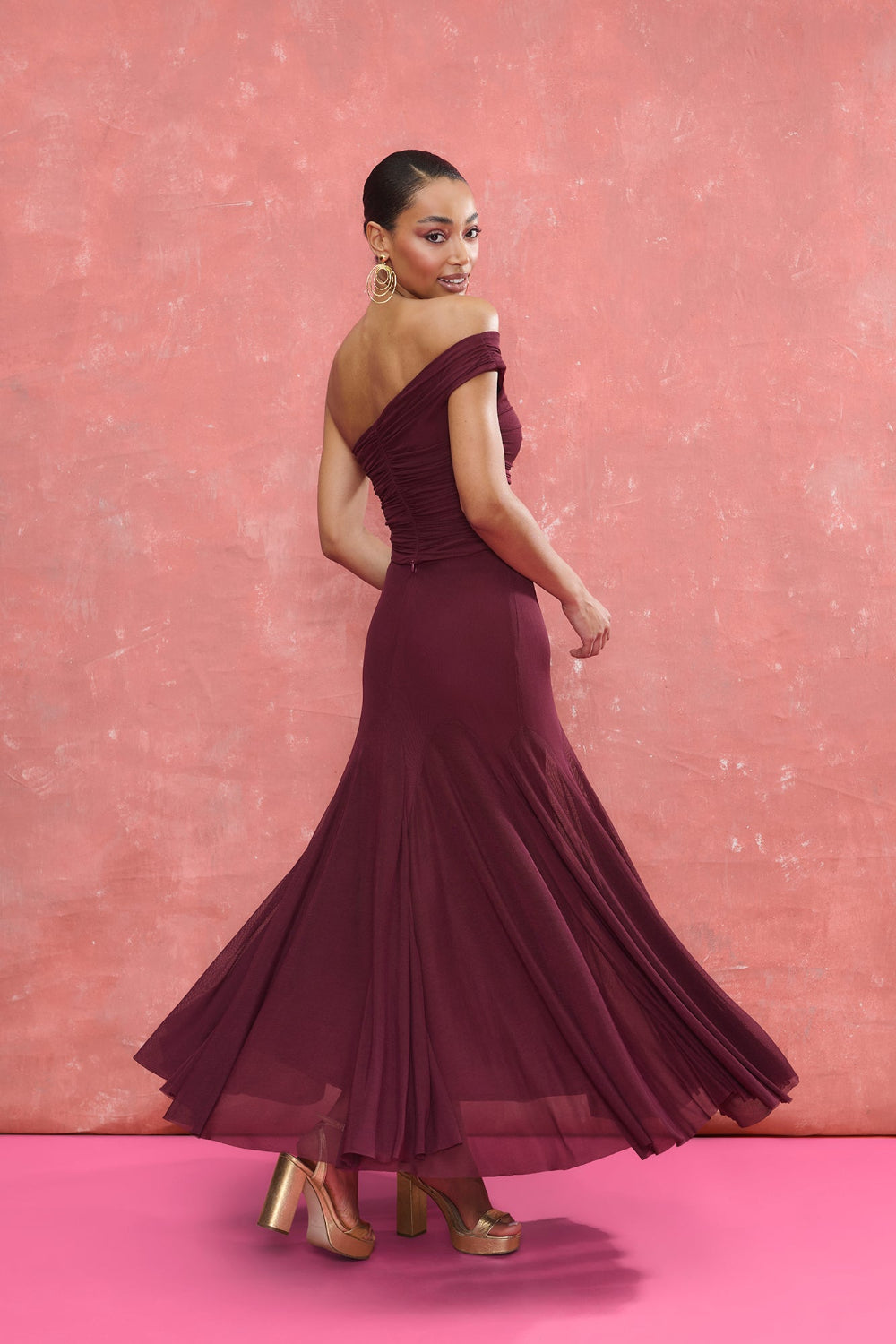 Set Marisol Berenjena de Miphai: conjunto de top asimétrico drapeado y falda midi con vuelo en color púrpura oscuro.