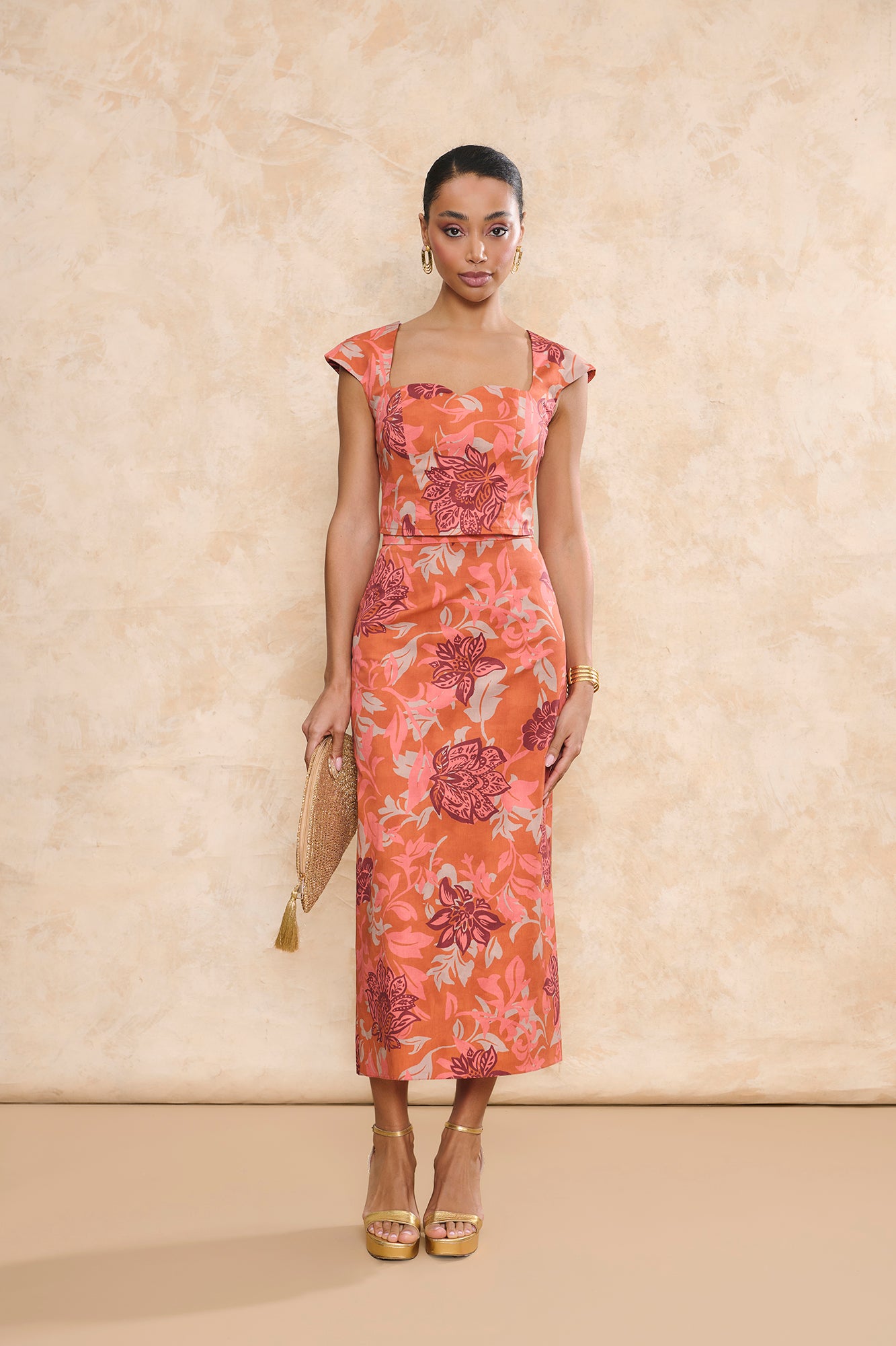 Set Rumba Coral de Miphai: conjunto de top con escote cuadrado y falda midi de tubo con estampado floral cálido.