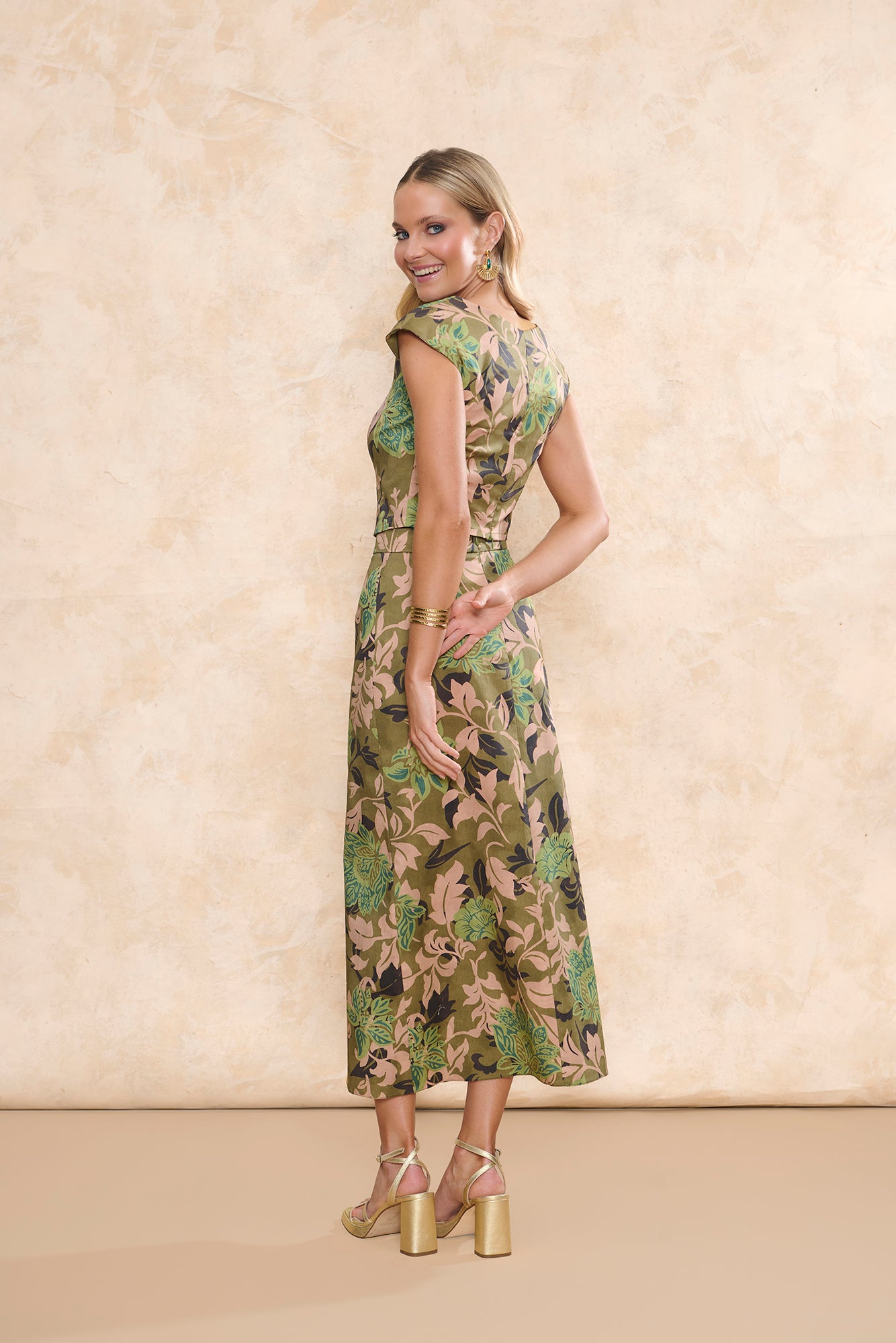 Set Rumba Verde de Miphai compuesto por top y falda midi con estampado botánico en algodón satinado.