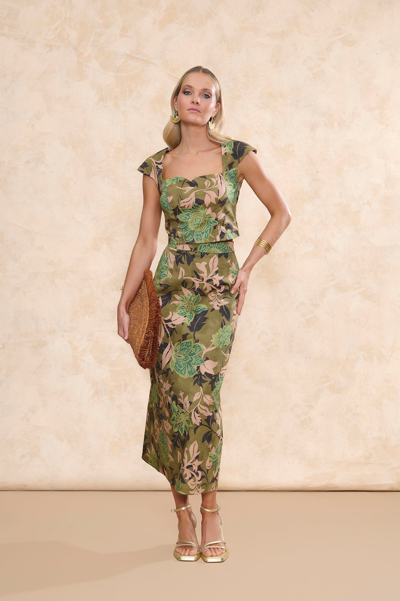 Set Rumba Verde de Miphai compuesto por top y falda midi con estampado botánico en algodón satinado.