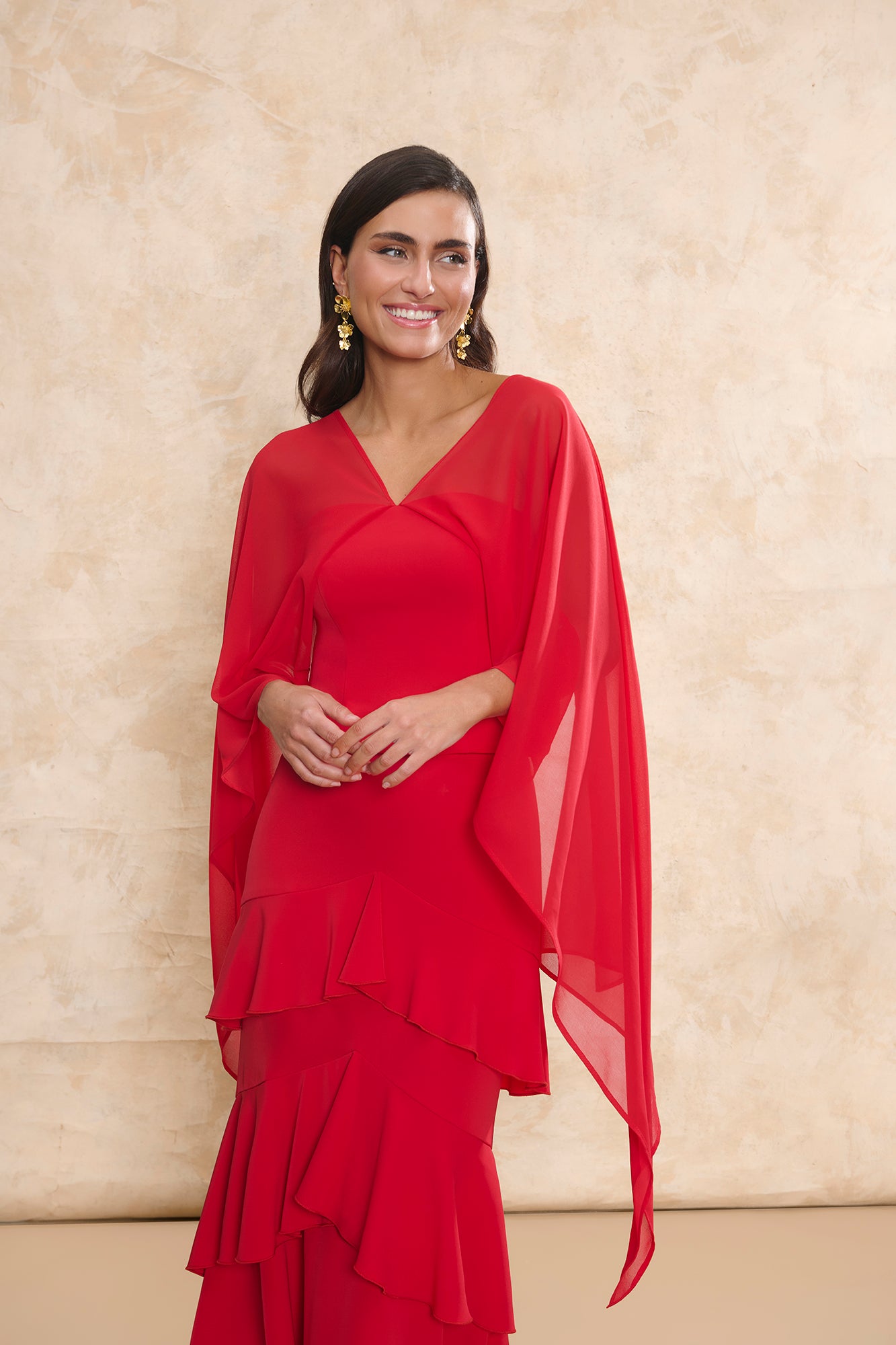 Set Zia Rojo de Miphai: conjunto de fiesta con top palabra de honor drapeado y falda midi de volantes en rojo vibrante.