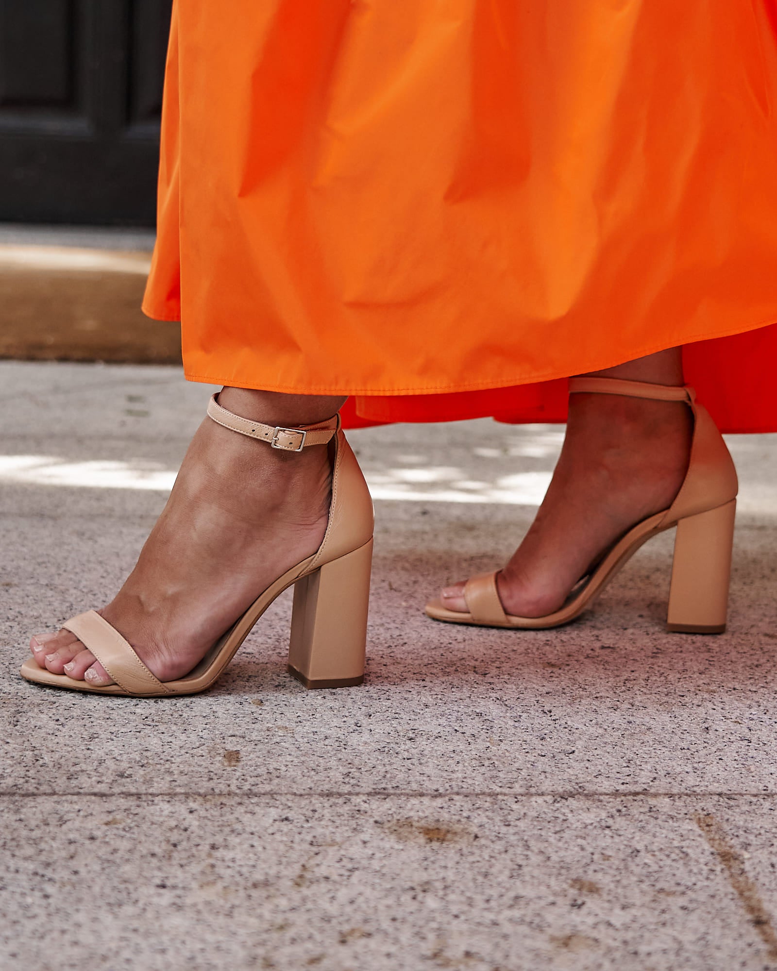 Sandalia evento fiesta Garbo de piel nude punta redonda
tira fina gruesa delantera talón cubierto gordo sin plataforma cierre tobillo