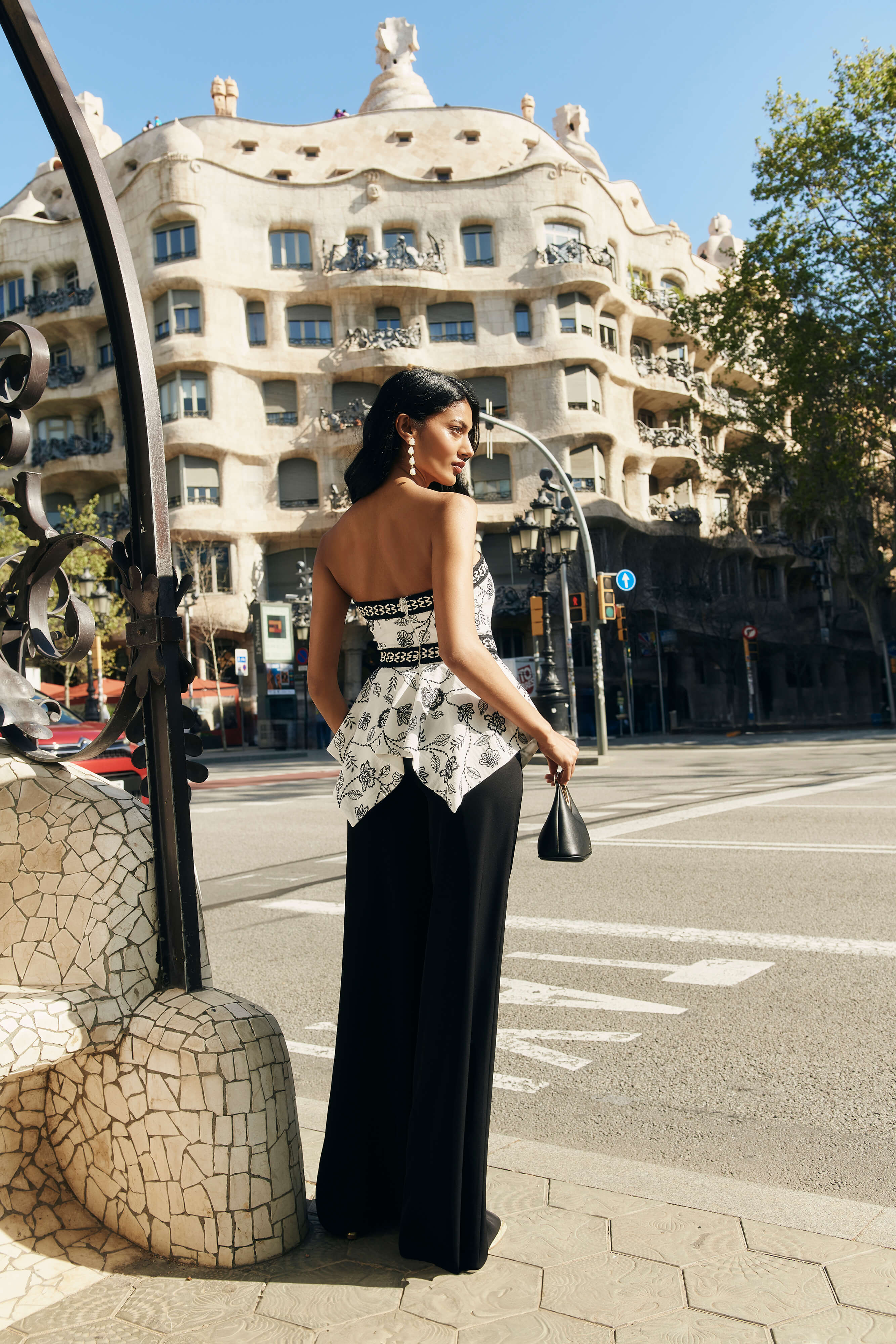 Top Celia estampado floral bordado en blanco y negro, corte peplum, ballenas en el pecho y cremallera trasera.