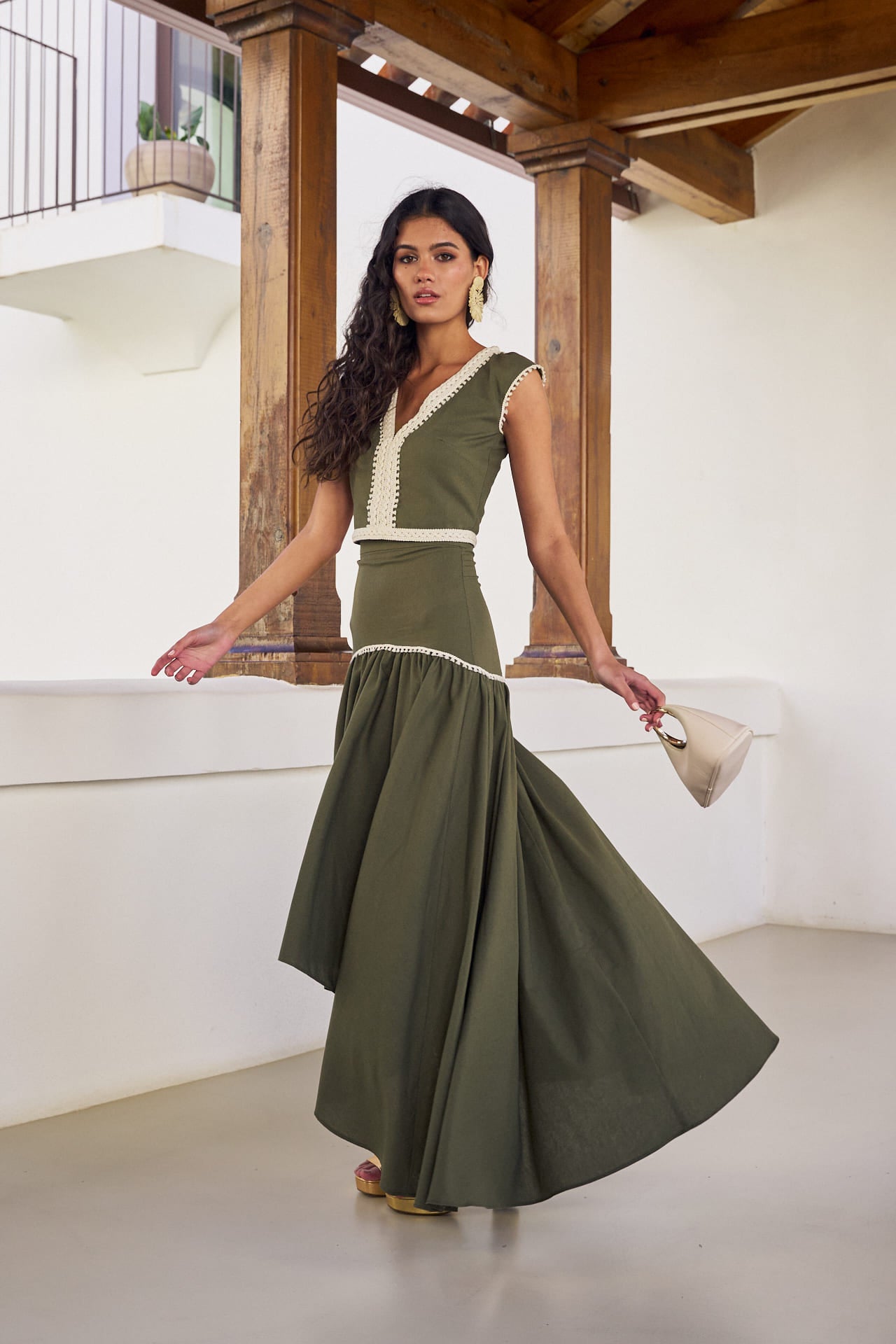 Top Mambo Verde de lino con escote en pico, pinzas en el pecho y flecos decorativos