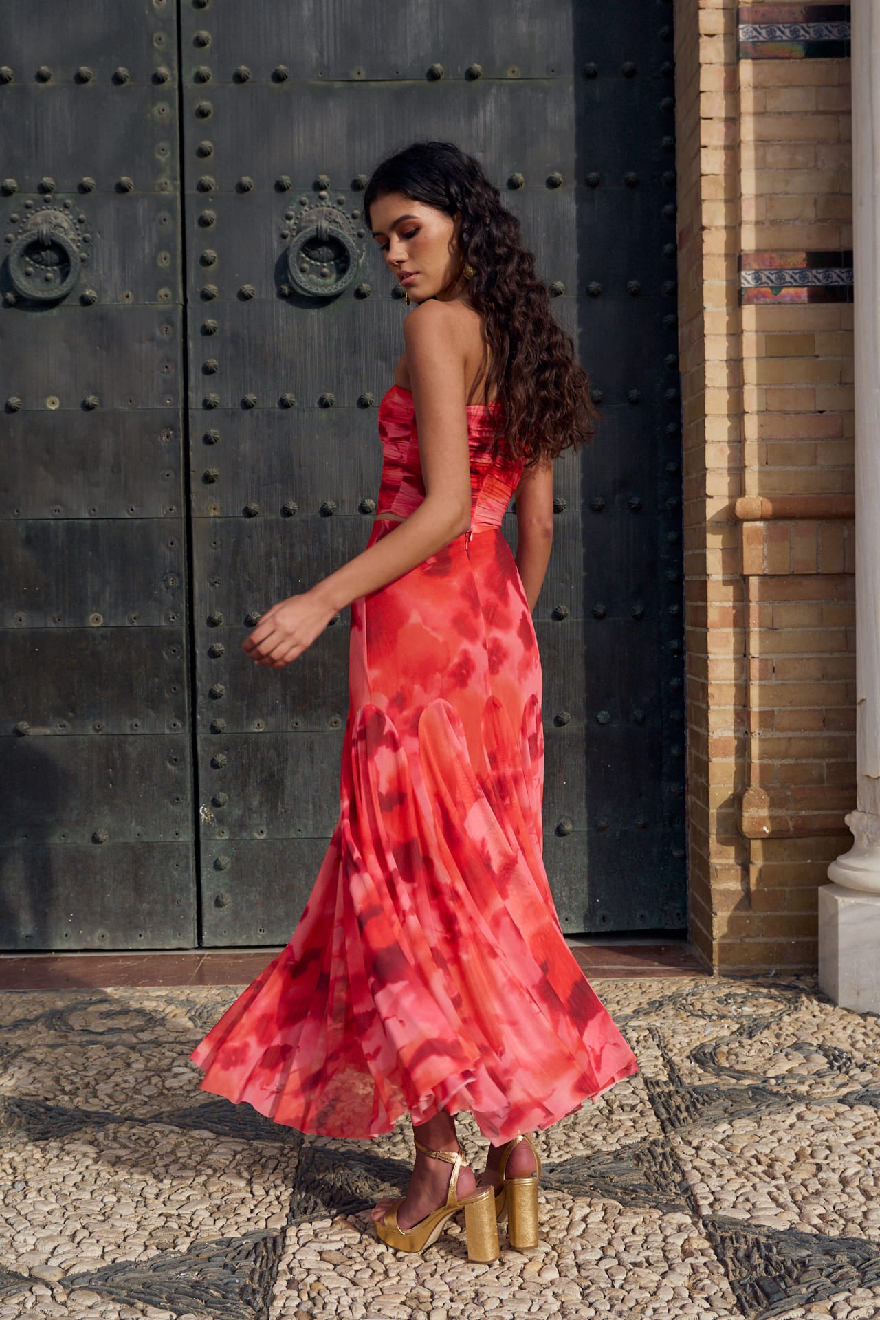 Top Marisol estampado floral en tonos rosas y rojos, con escote asimétrico y fruncidos.