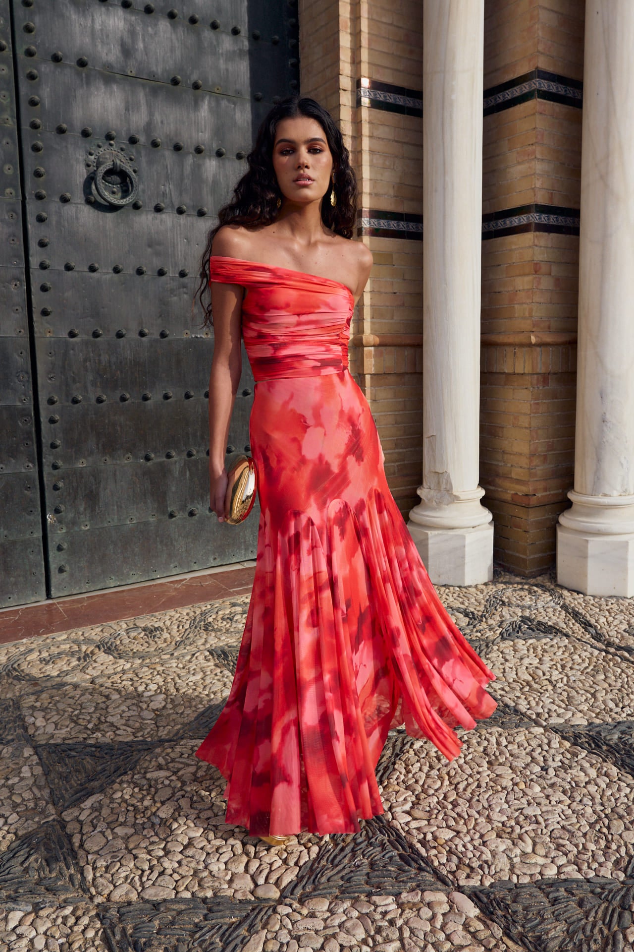 Top Marisol estampado floral en tonos rosas y rojos, con escote asimétrico y fruncidos.