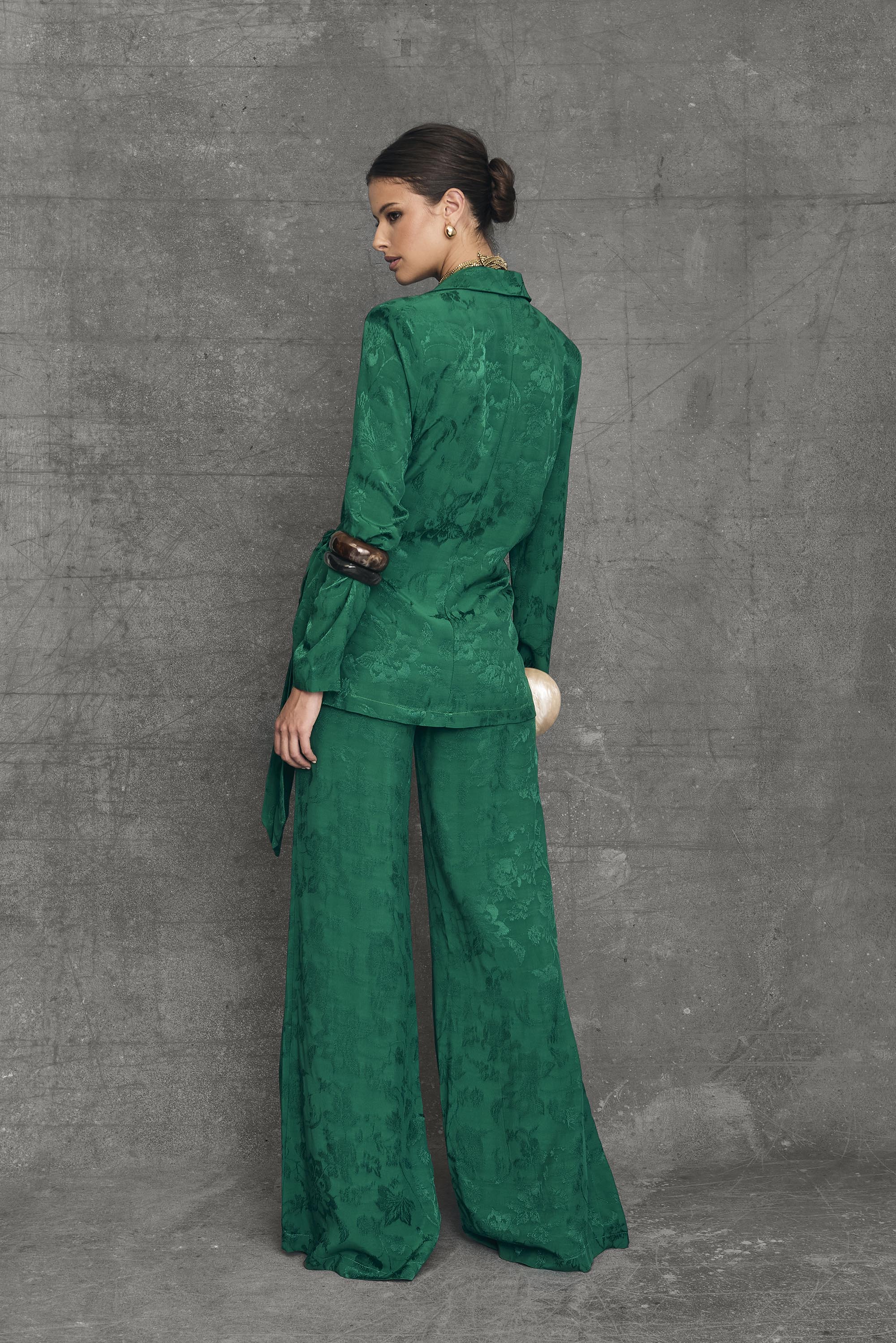 Traje Evento Brighton Verde Total Look americana blazer chaqueta pantalón largo trasera detrás