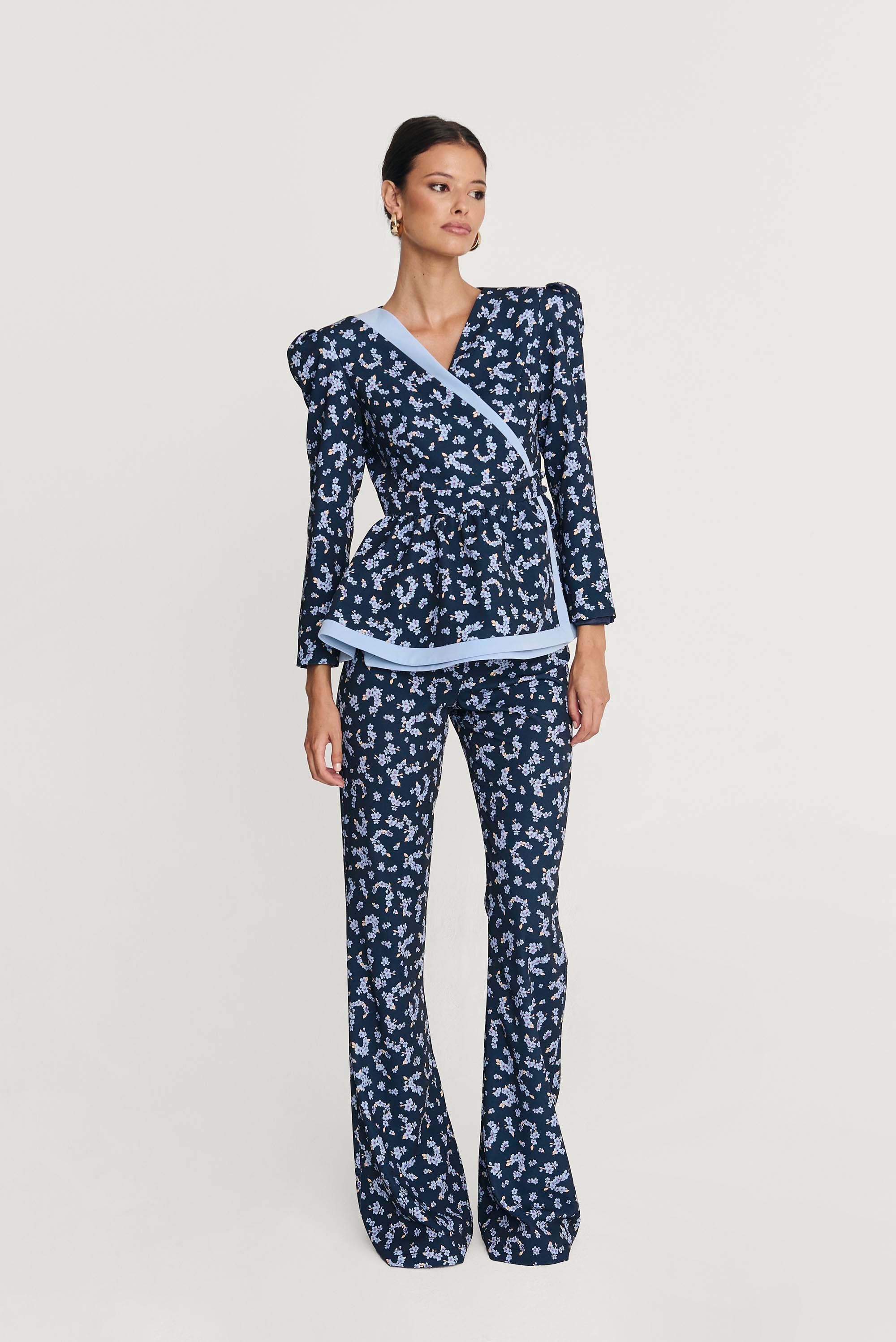Traje Evento Bristol Azul Marino Estampado Flores Total Look chaqueta peplum pantalón largo frontal 2