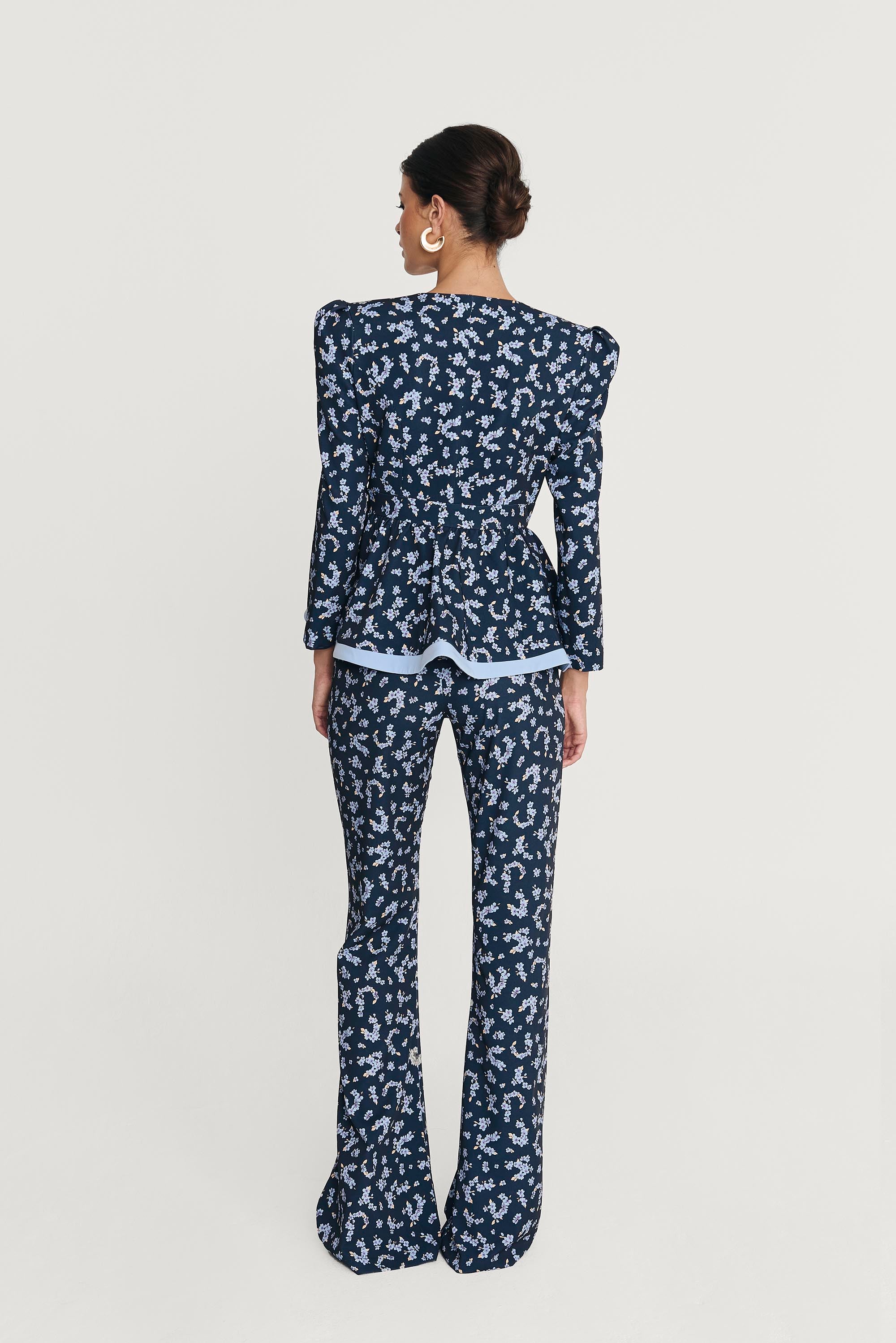 Traje Evento Bristol Azul Marino Estampado Flores Total Look chaqueta peplum pantalón largo espalda