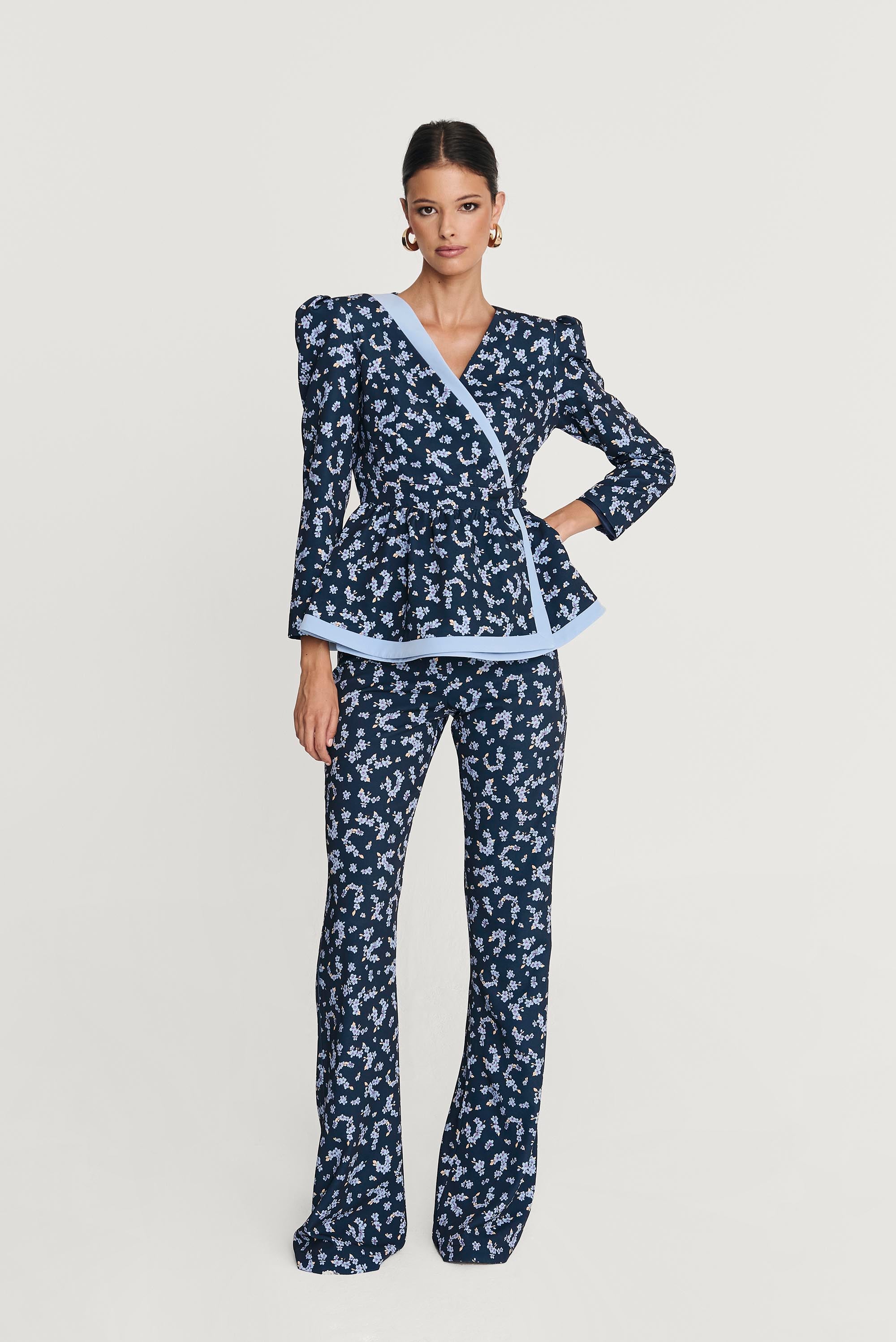 Traje Evento Bristol Azul Marino Estampado Flores Total Look chaqueta peplum pantalón largo espalda