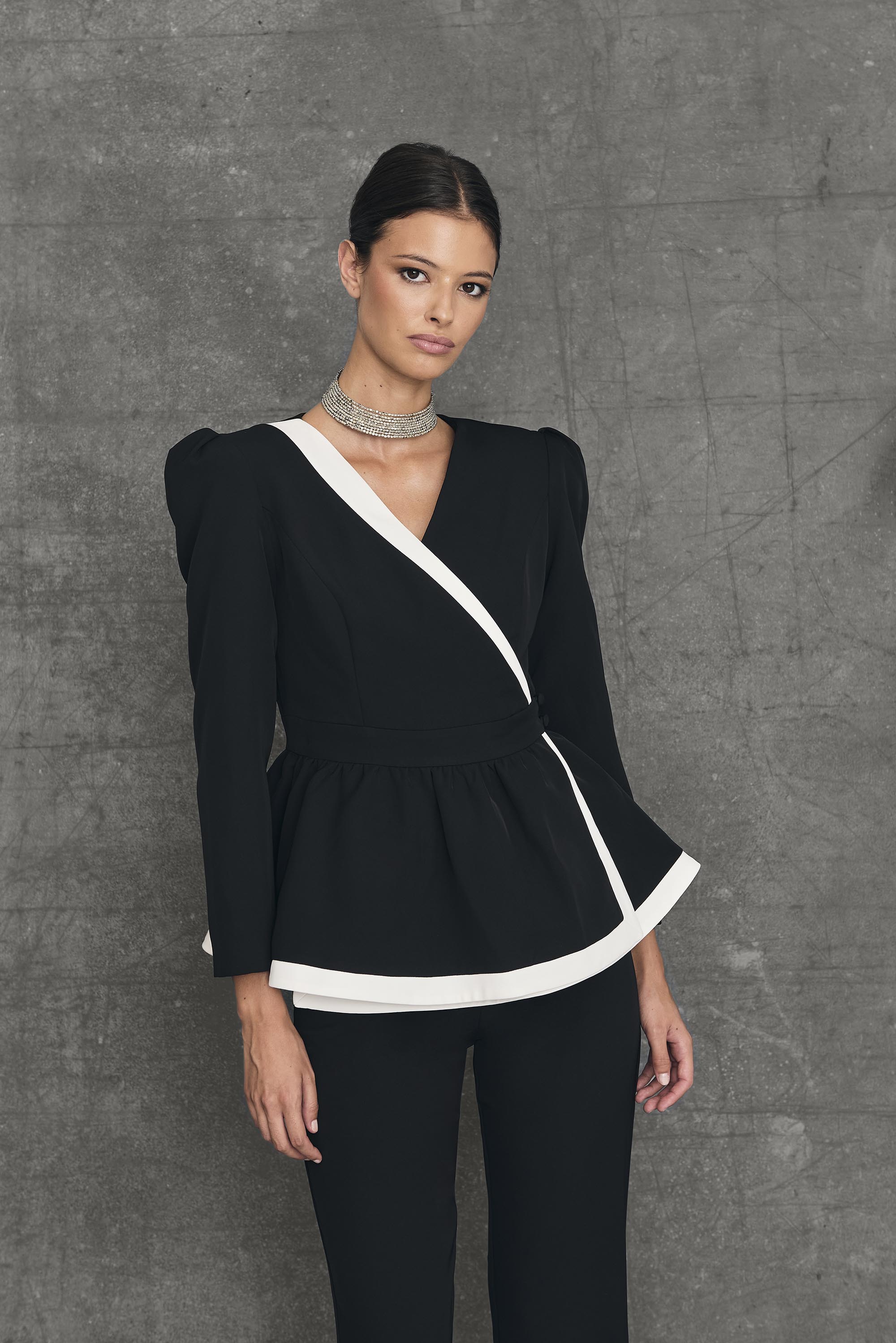 Traje Evento Bristol Negro Total Look chaqueta peplum pantalón largo americana frontal