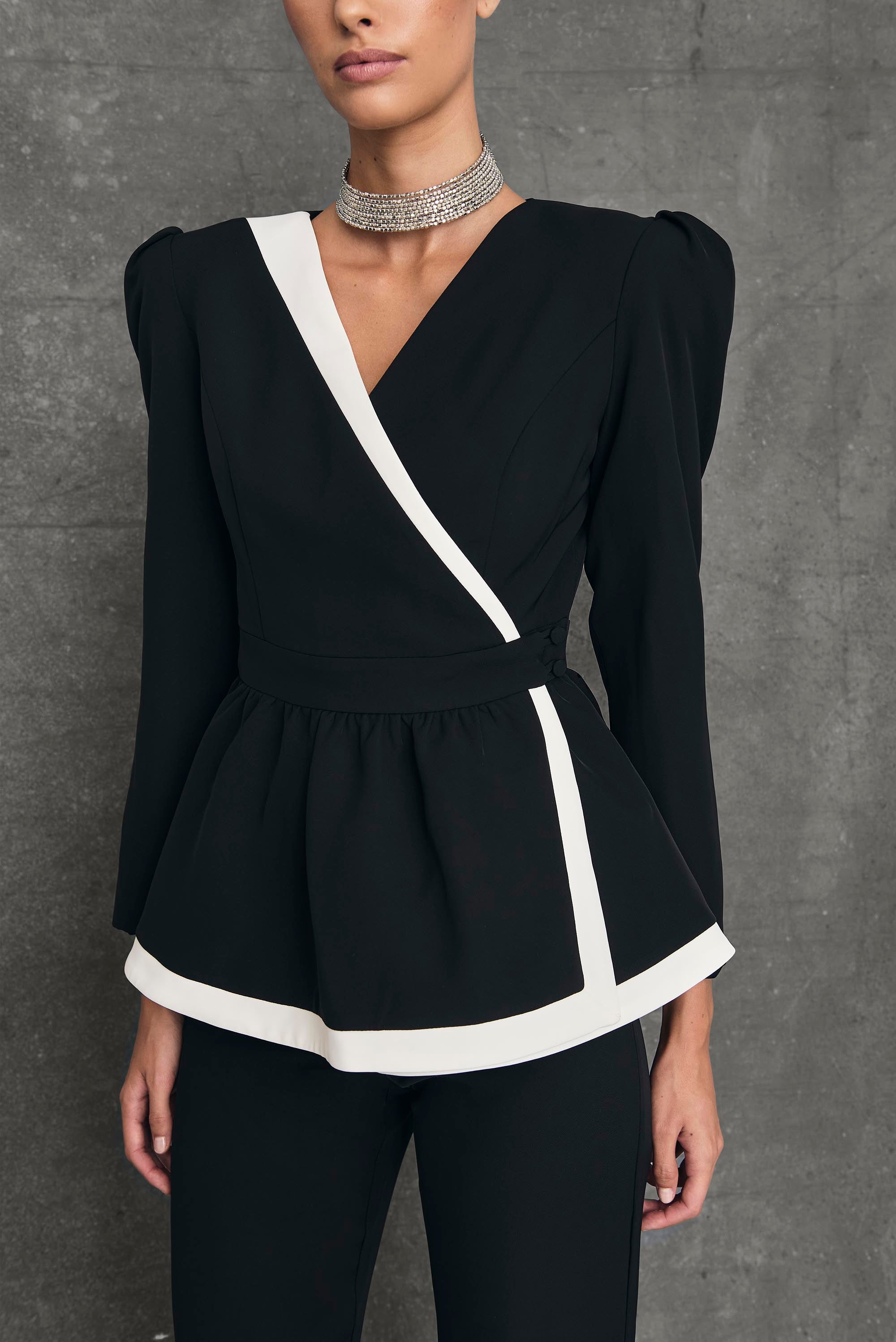 Traje Evento Bristol Negro Total Look chaqueta peplum pantalón largo blazer detalle frontal