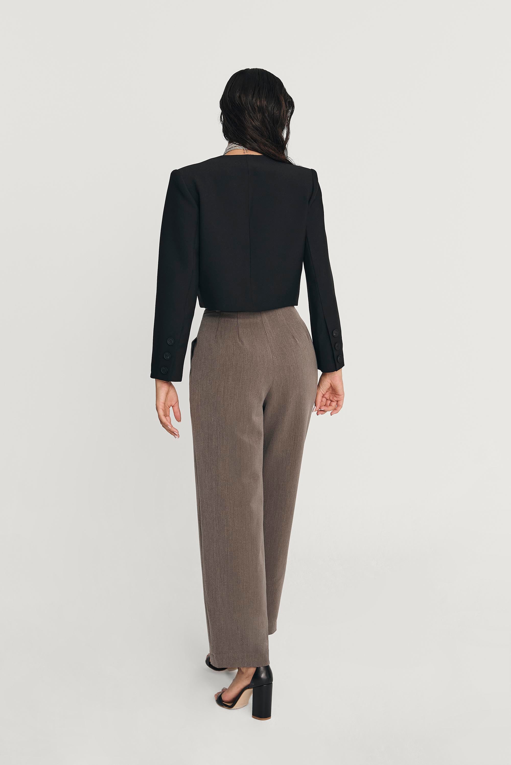 Traje Evento Camden Negro Gris Total Look Chaqueta Negra Pantalón Gris Vista Detrás Trasera