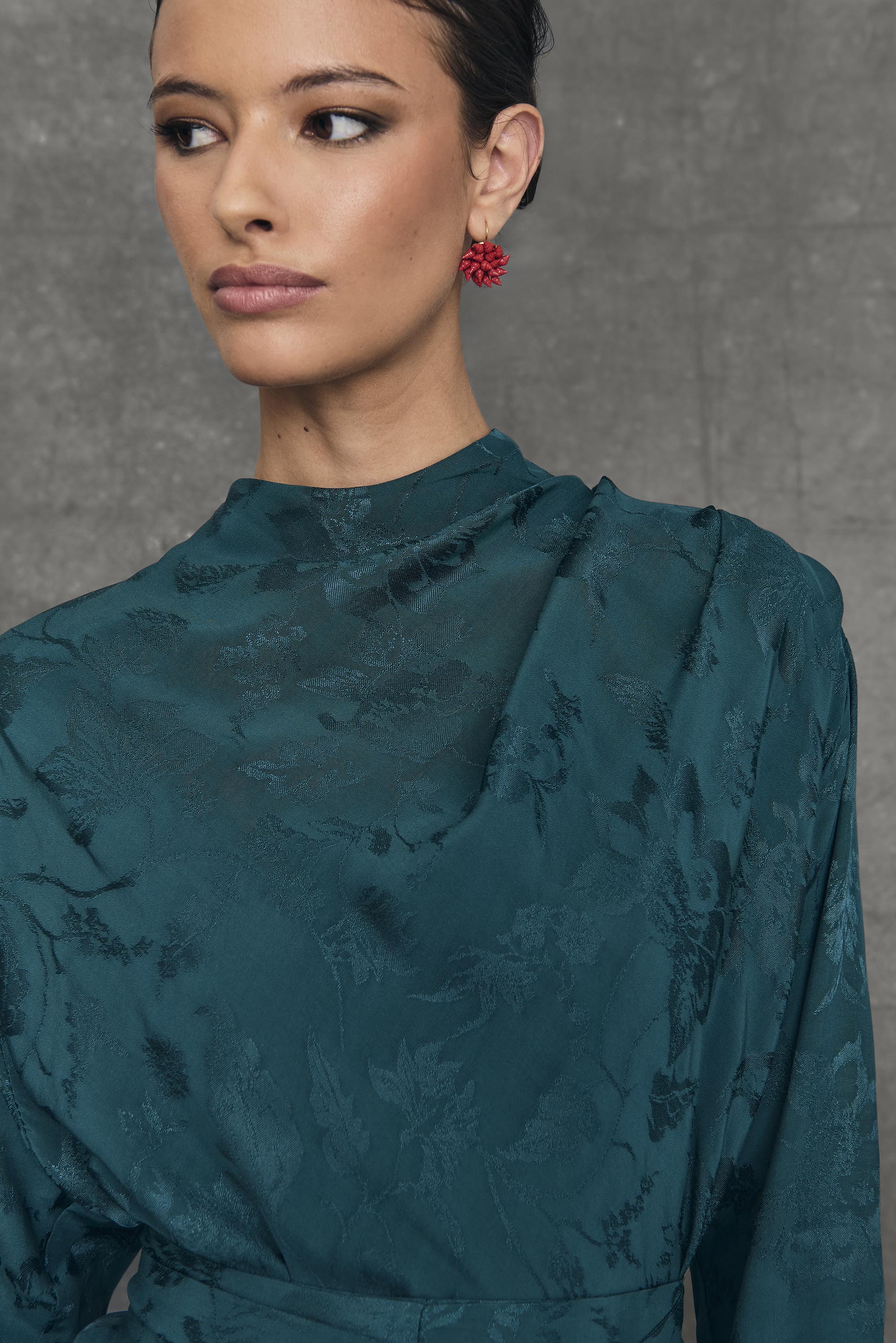 Traje Evento Chelsea Azul Petróleo Total Look Americana Blazer Chaqueta Blusa Pantalón detalle blusa