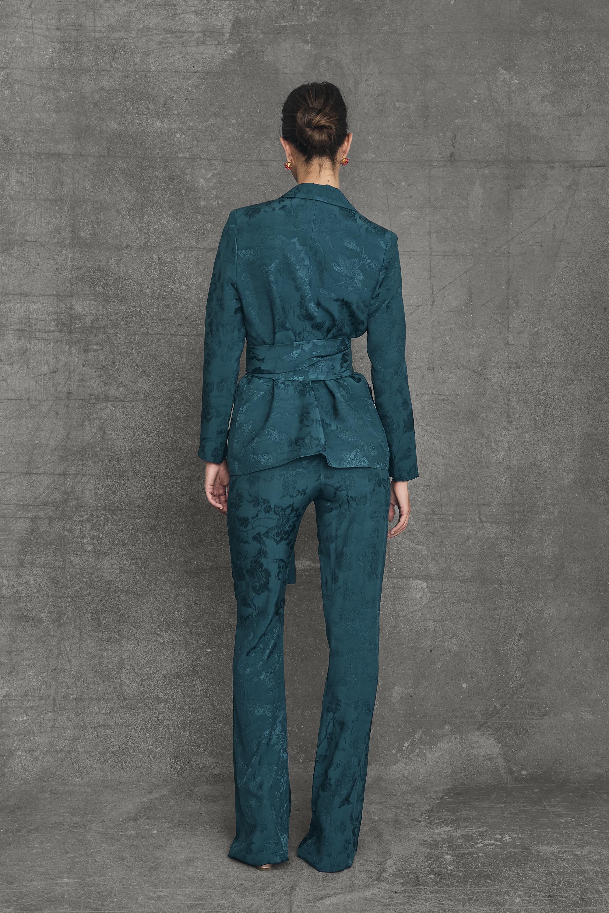 Traje Evento Chelsea Azul Petróleo Total Look Americana Blazer Chaqueta Blusa Pantalón vista trasera detrás