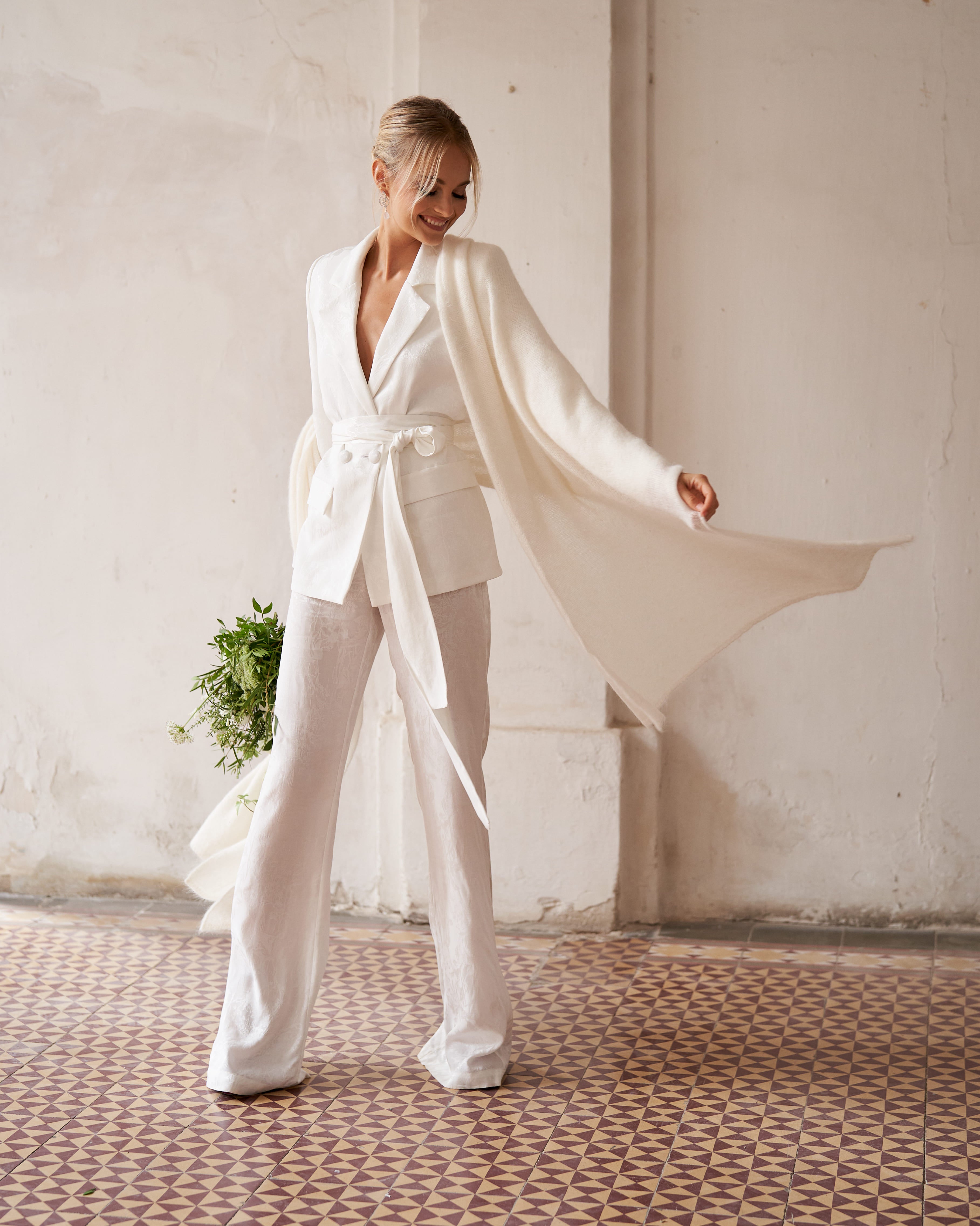 Traje Evento Graduación Boda Bautizo Chelsea Blanco Total Look americana blazer chaqueta blusa pantalón largo frontal capa mohair